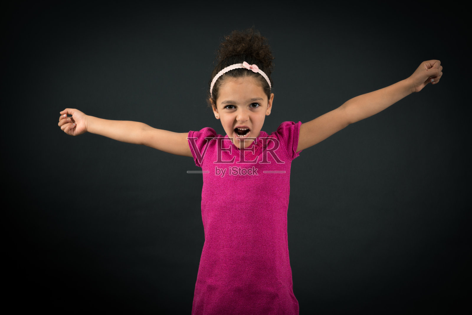 做出不同表情的漂亮女孩照片摄影图片