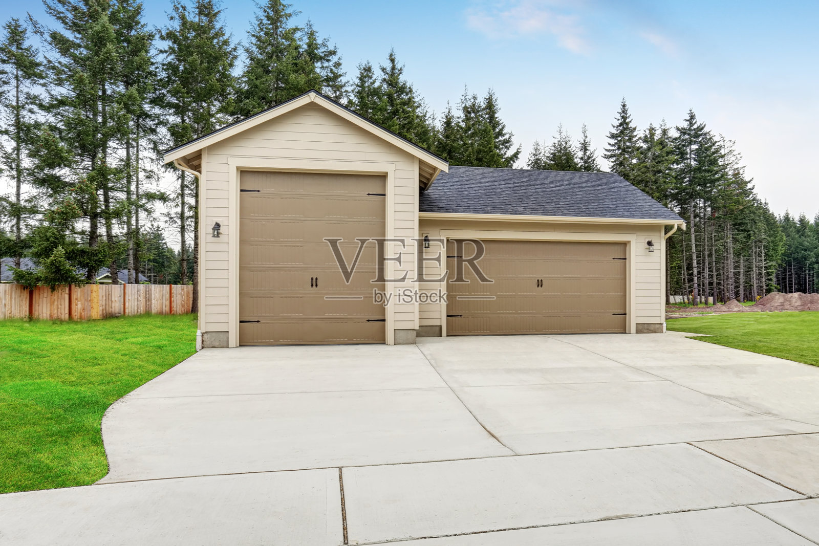 独立的车库和车间与车道。照片摄影图片