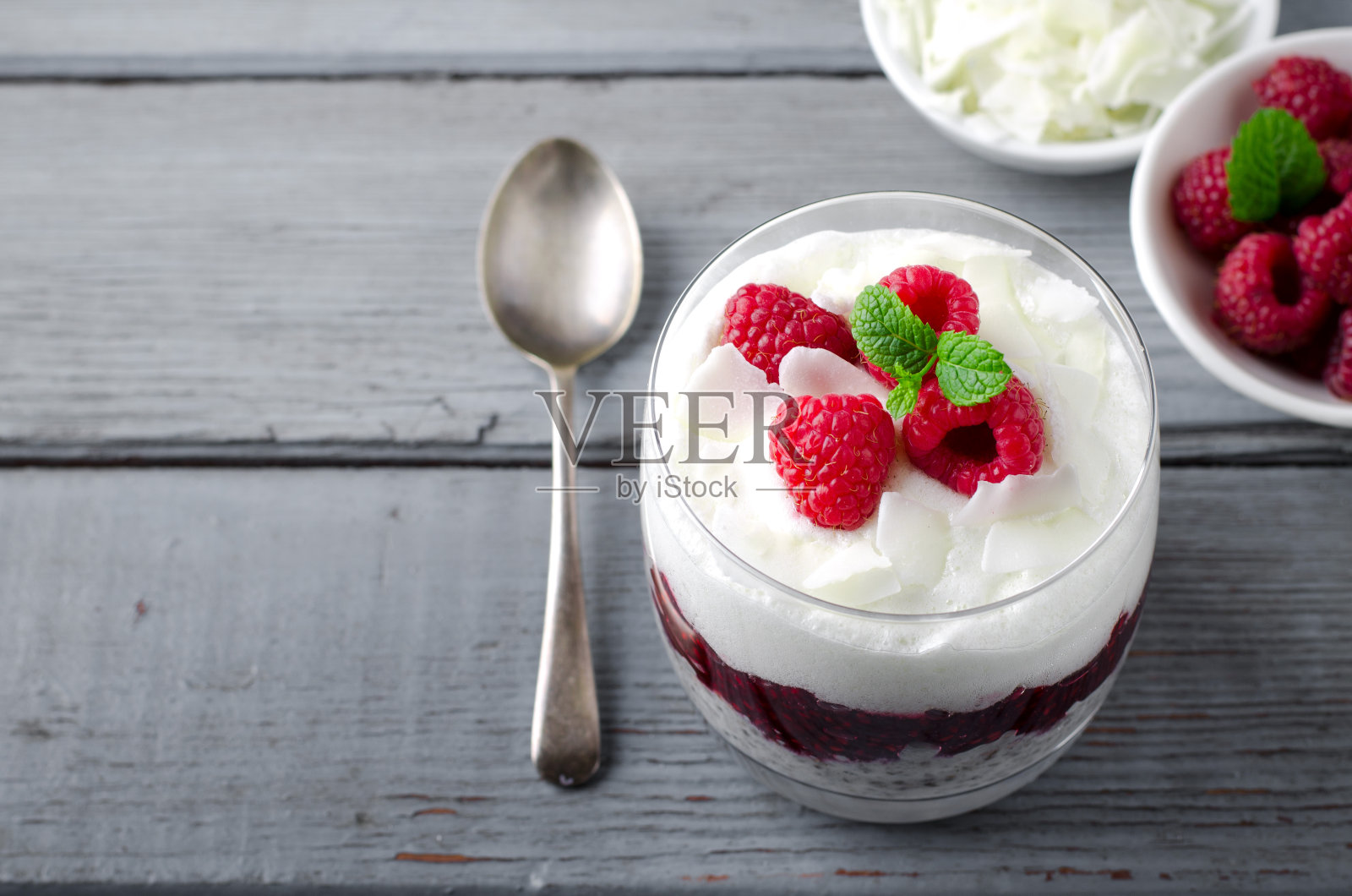 健康早餐，甜点，奇亚籽布丁，奶油，覆盆子果酱照片摄影图片