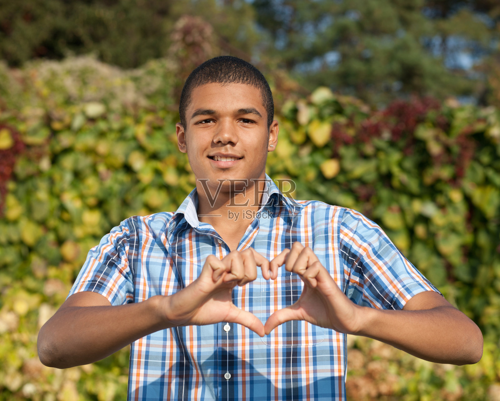年轻人示爱照片摄影图片