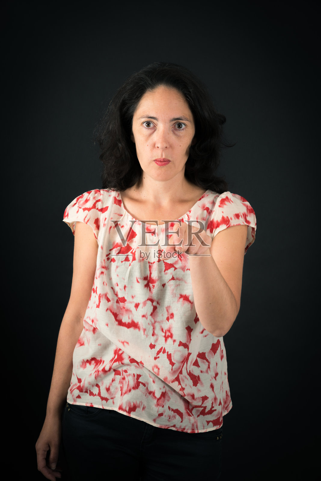 漂亮女人穿着不同的衣服表现出不同的表情:怀疑照片摄影图片