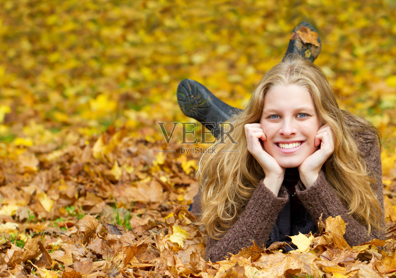 秋天里的快乐女人照片摄影图片