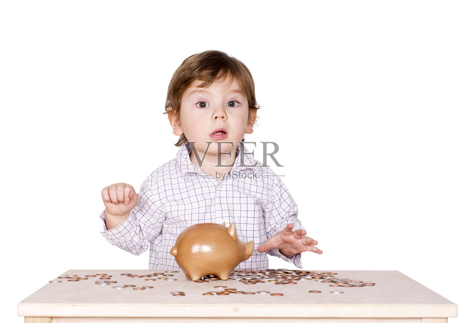 拿着存钱罐的男孩。照片摄影图片