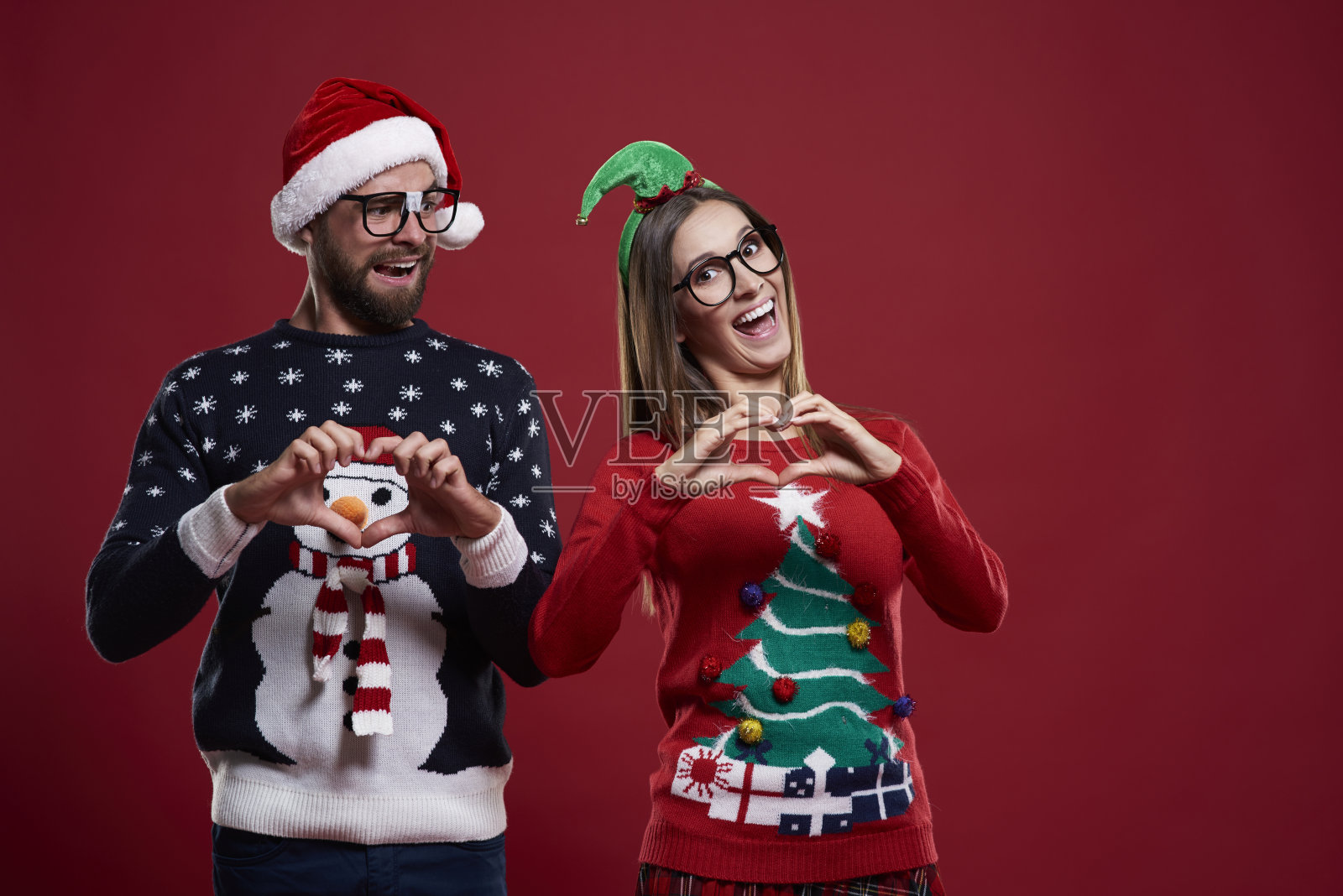 几个书呆子做的心形符号照片摄影图片