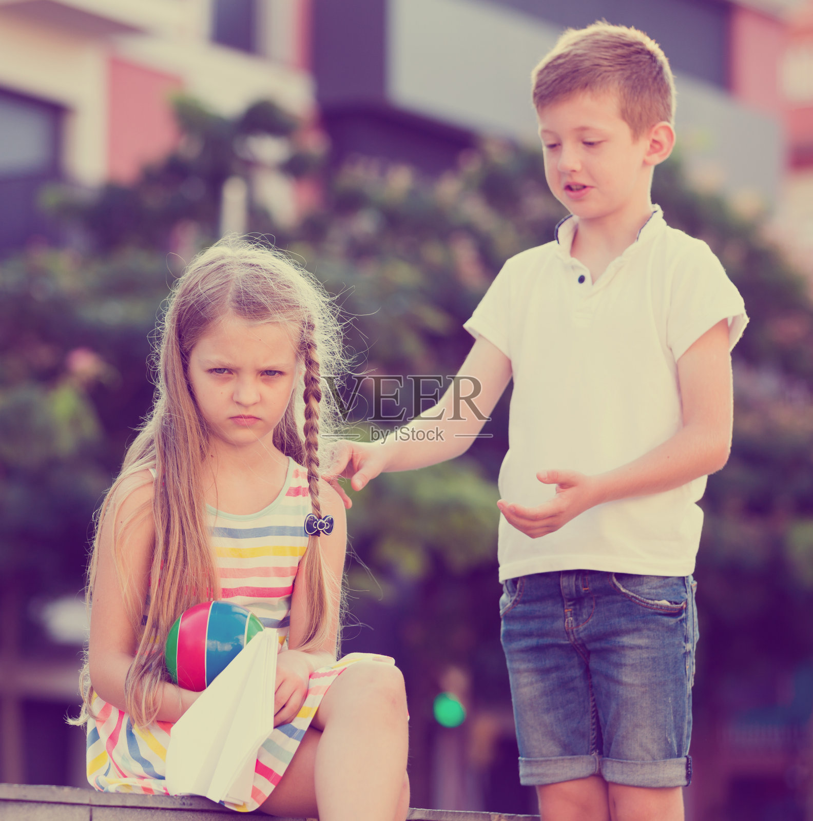 愤怒的女孩肖像照片摄影图片