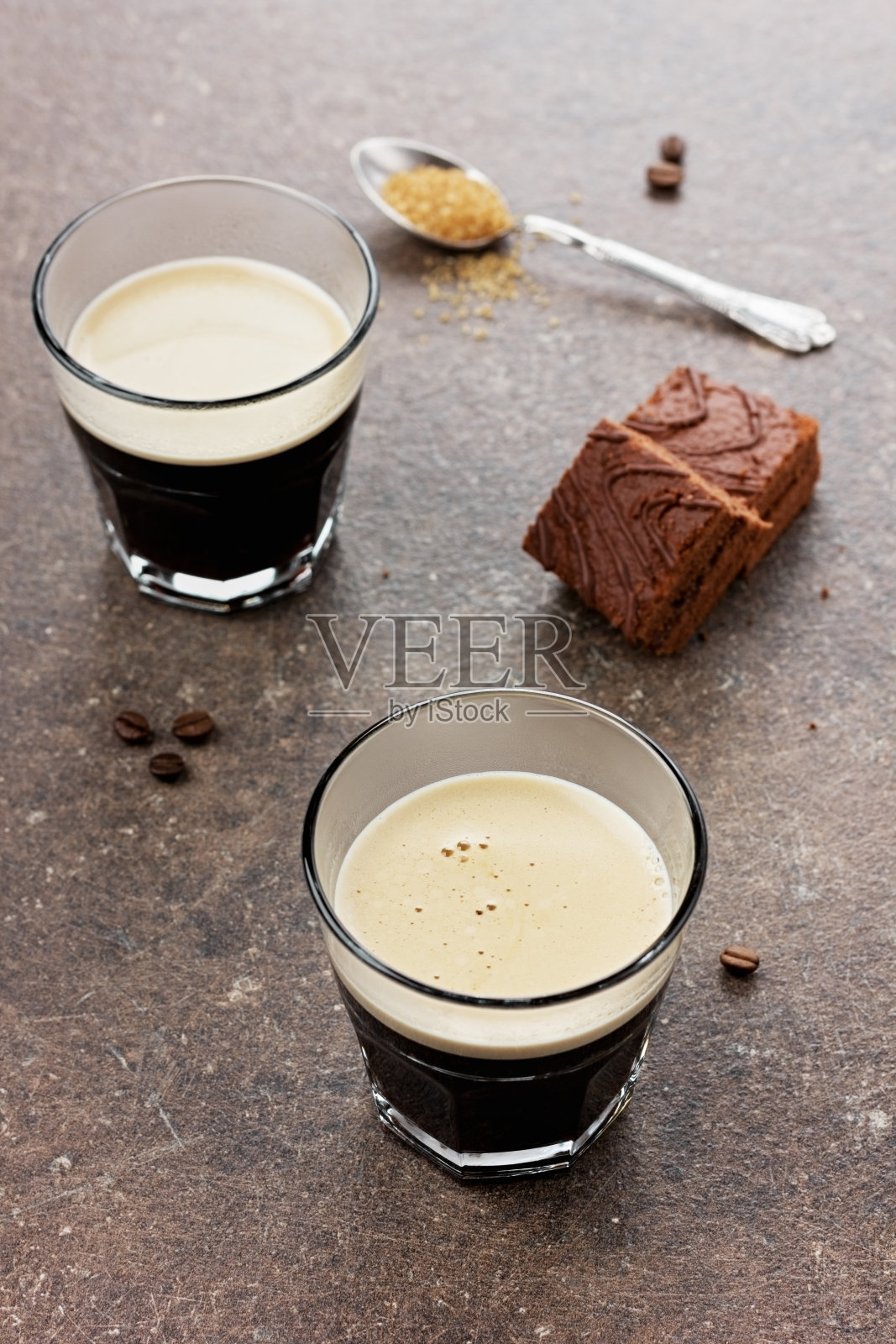 一杯浓咖啡和巧克力蛋糕照片摄影图片