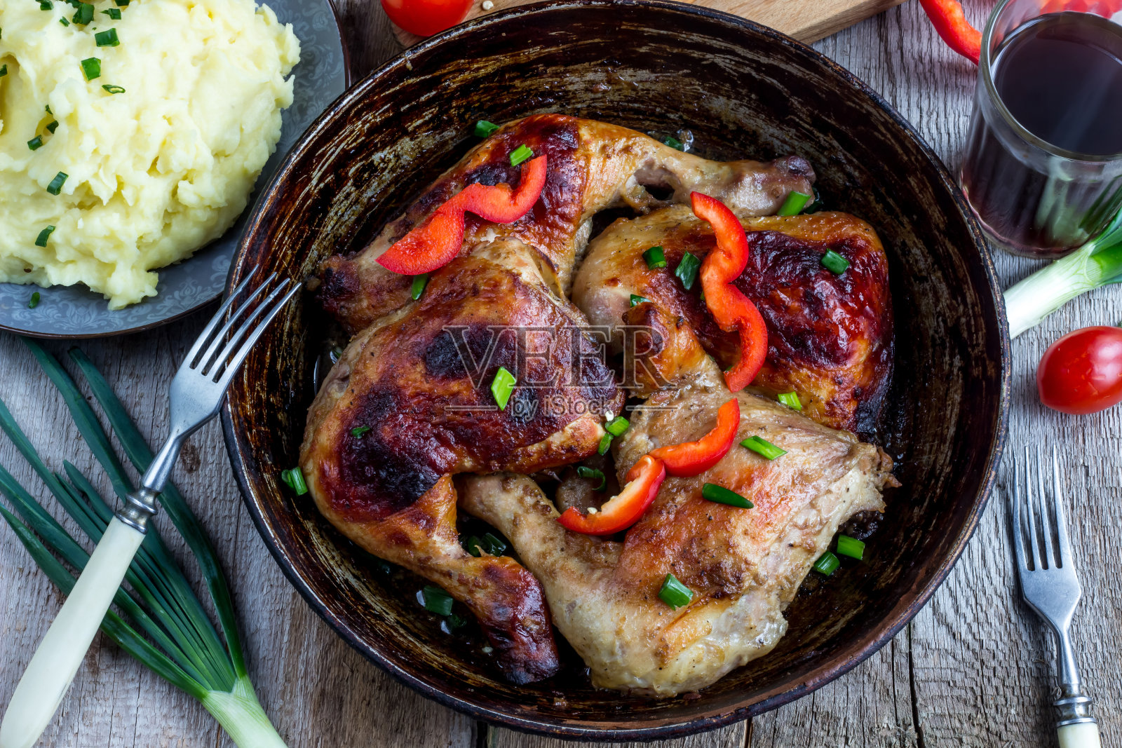 鸡腿放在铸铁锅上照片摄影图片