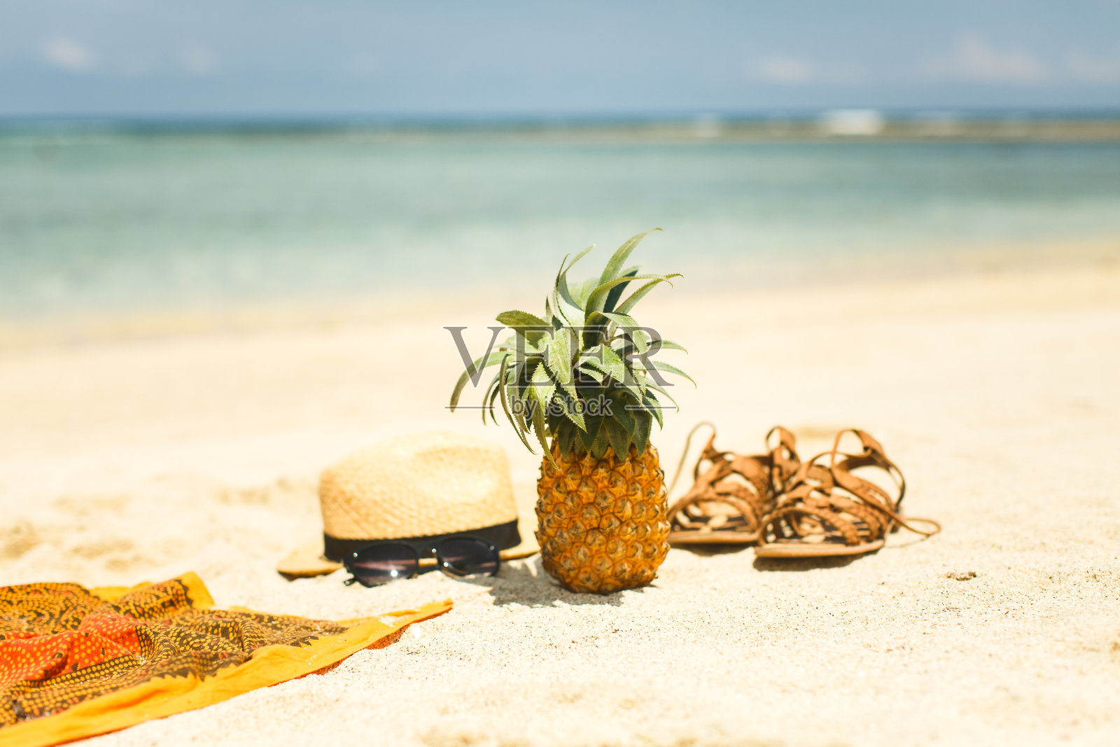 沙滩形象:凉鞋、比基尼、帽子和眼镜照片摄影图片