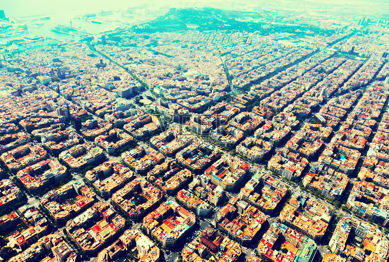 从直升机上鸟瞰巴塞罗那城市景观照片摄影图片