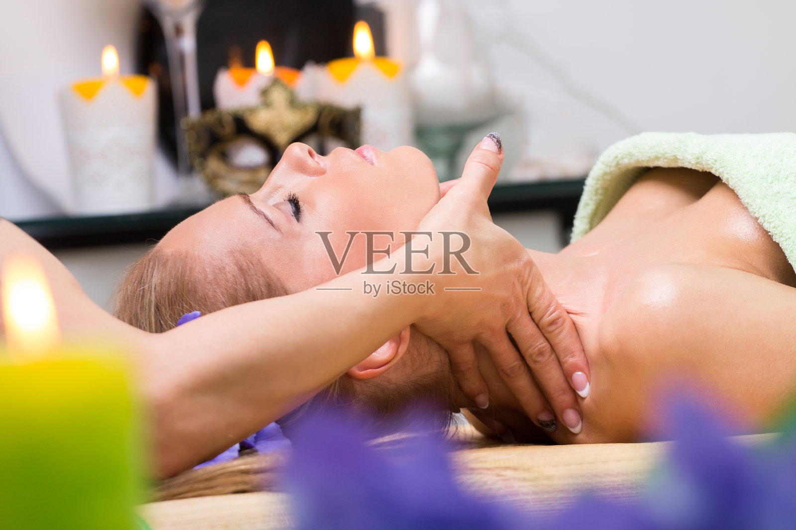 美丽的年轻女子正在做水疗按摩照片摄影图片