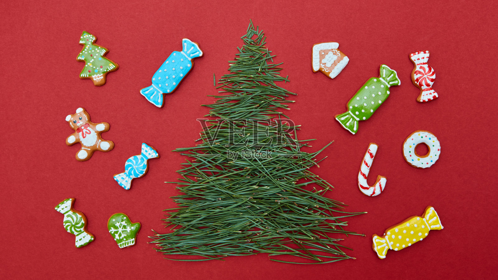 有松针和饼干的圣诞贺卡照片摄影图片