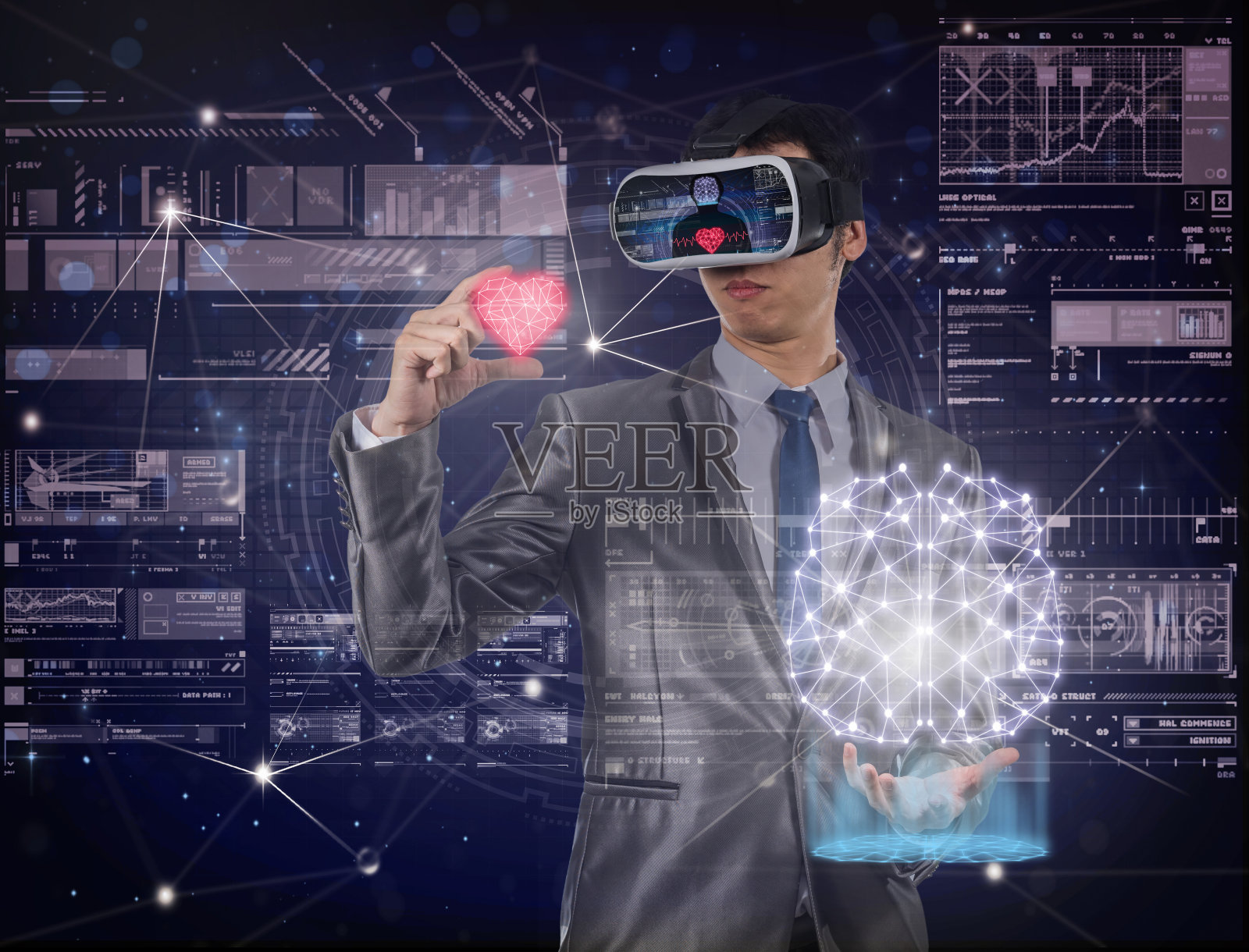 亚洲人戴着虚拟现实的动作，手握脑线形状和触摸心之上抽象的数字虚拟显示背景，VR技术概念照片摄影图片