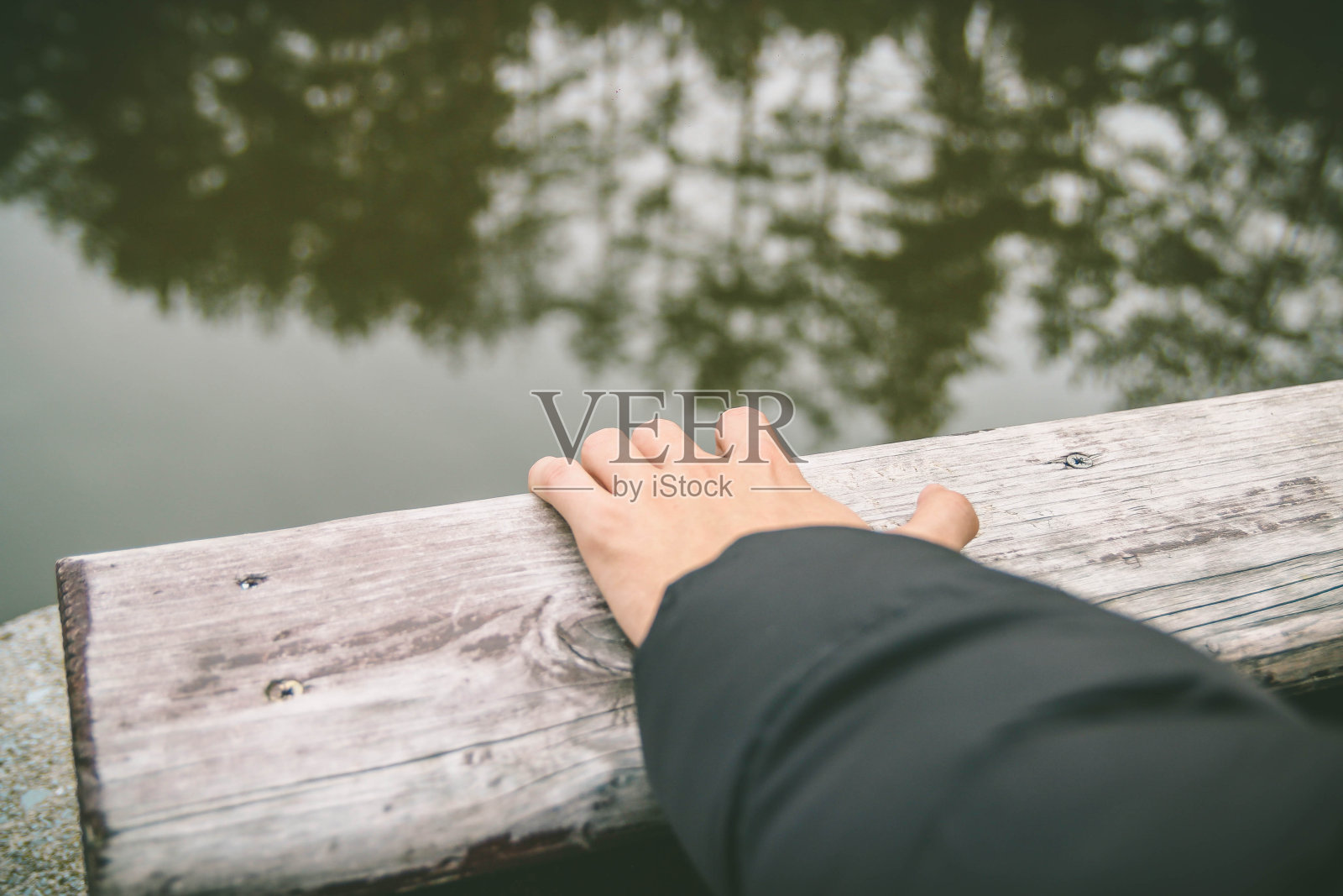 手触到桥的栏杆照片摄影图片