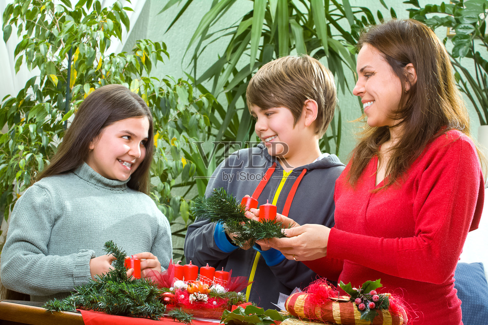 快乐的年轻家庭为降临节做准备，圣诞节假期照片摄影图片