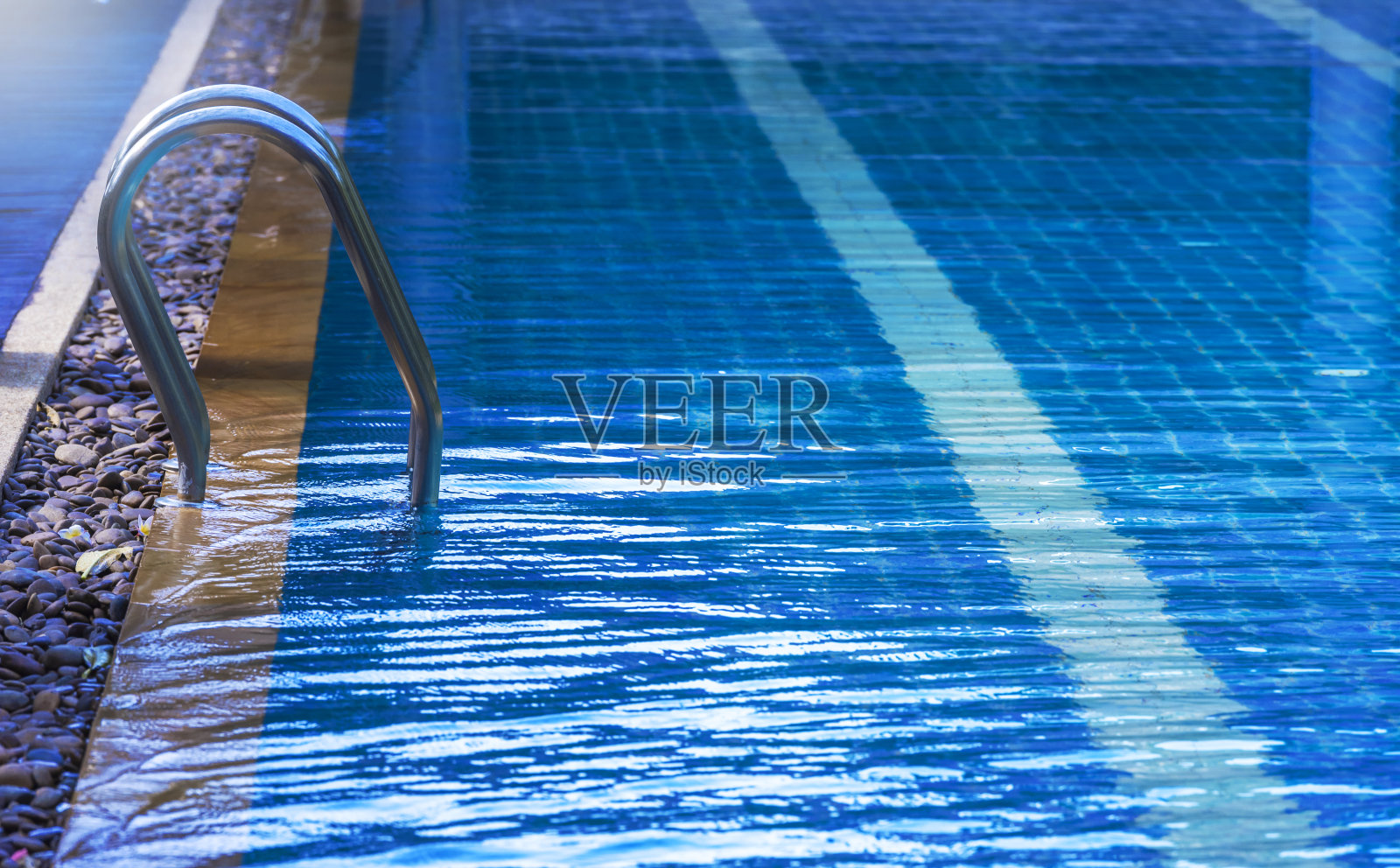 带楼梯的游泳池照片摄影图片