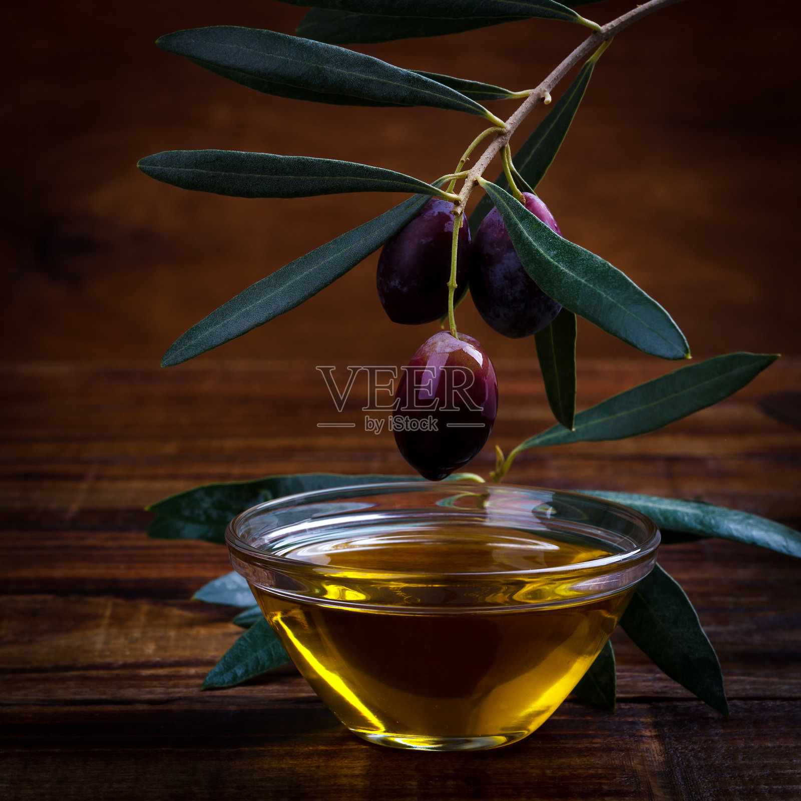 橄榄油和紫橄榄照片摄影图片
