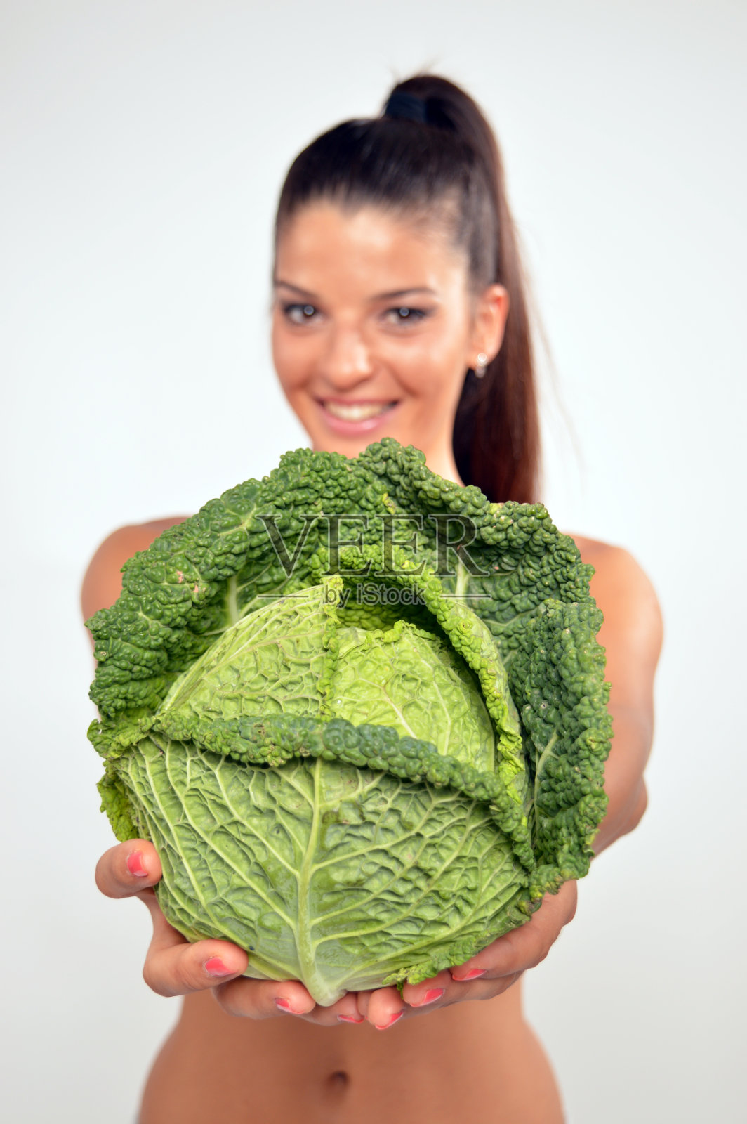 漂亮的女孩拿着蔬菜照片摄影图片