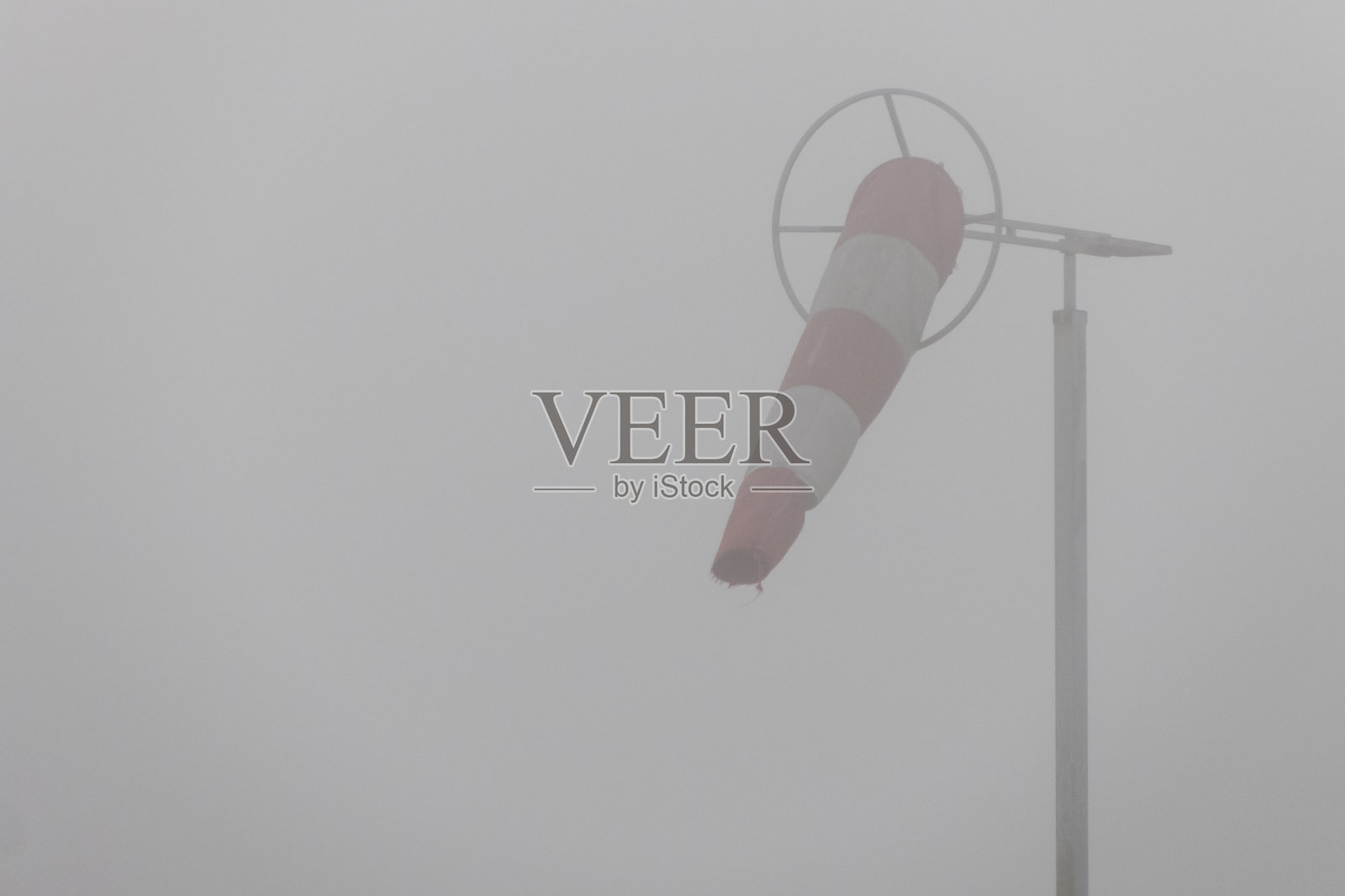 有雾的日子里的风向标照片摄影图片