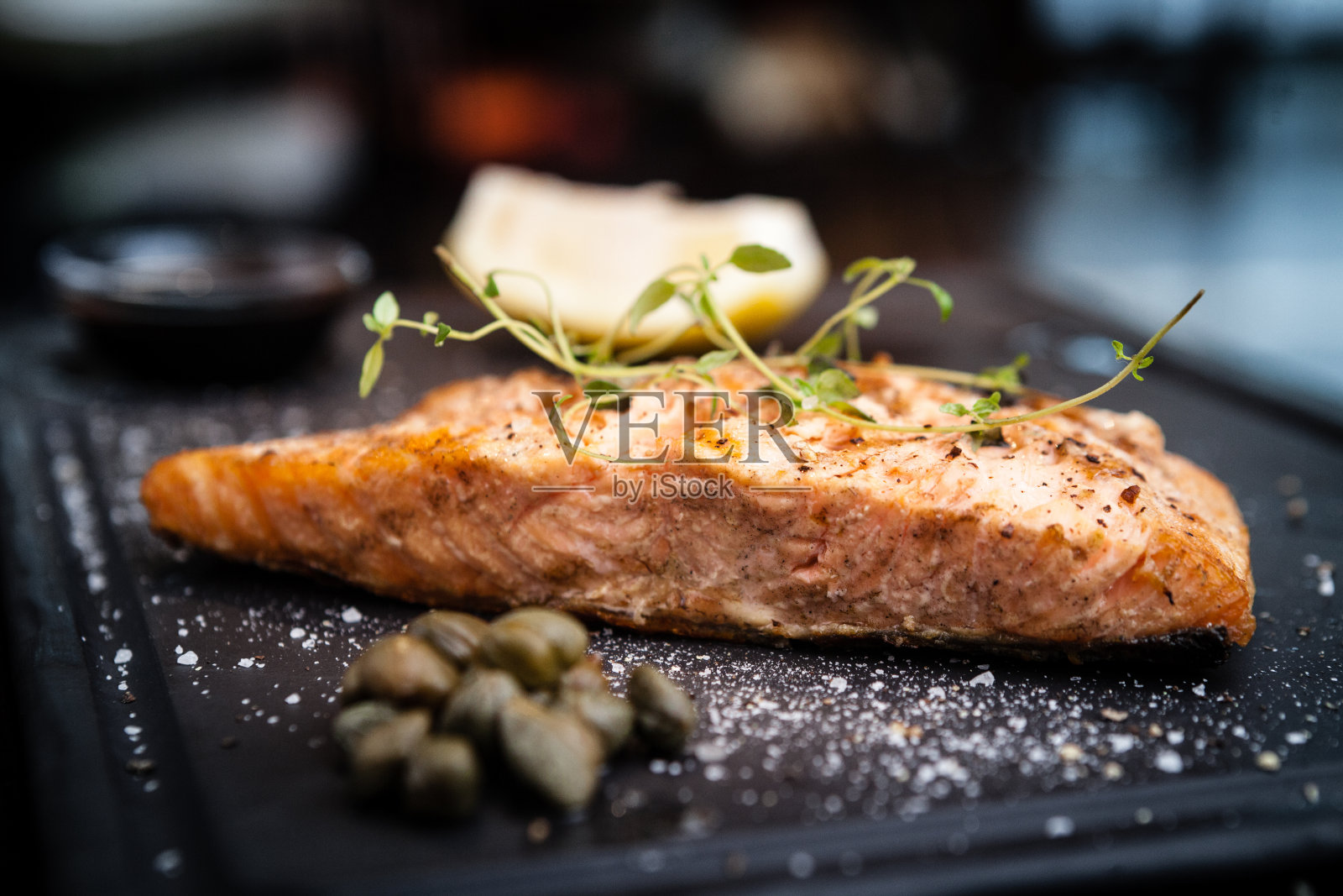 盛在热盘子里的鲑鱼排照片摄影图片