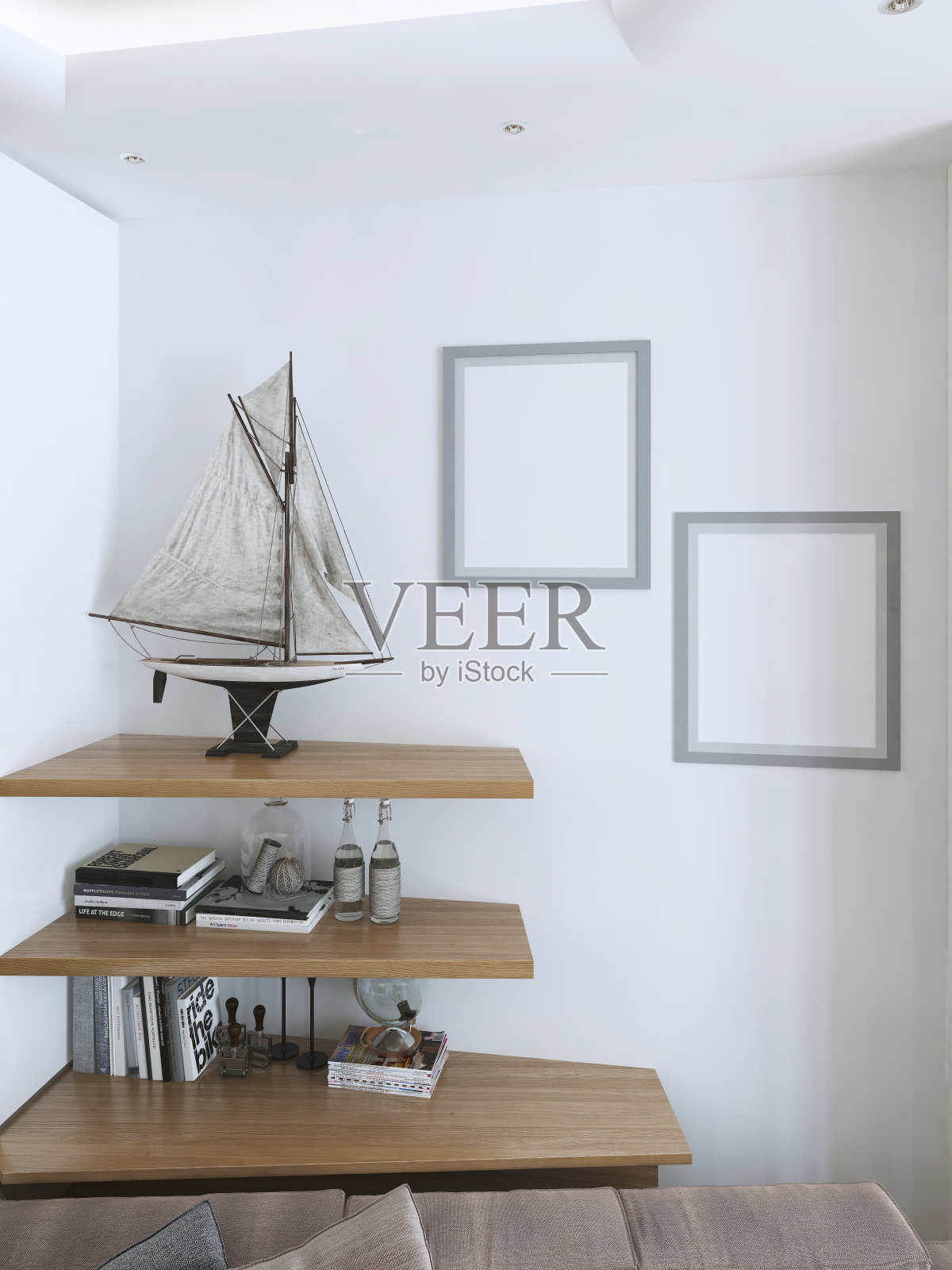 悬挂的木质架子与装饰项目的内部。照片摄影图片