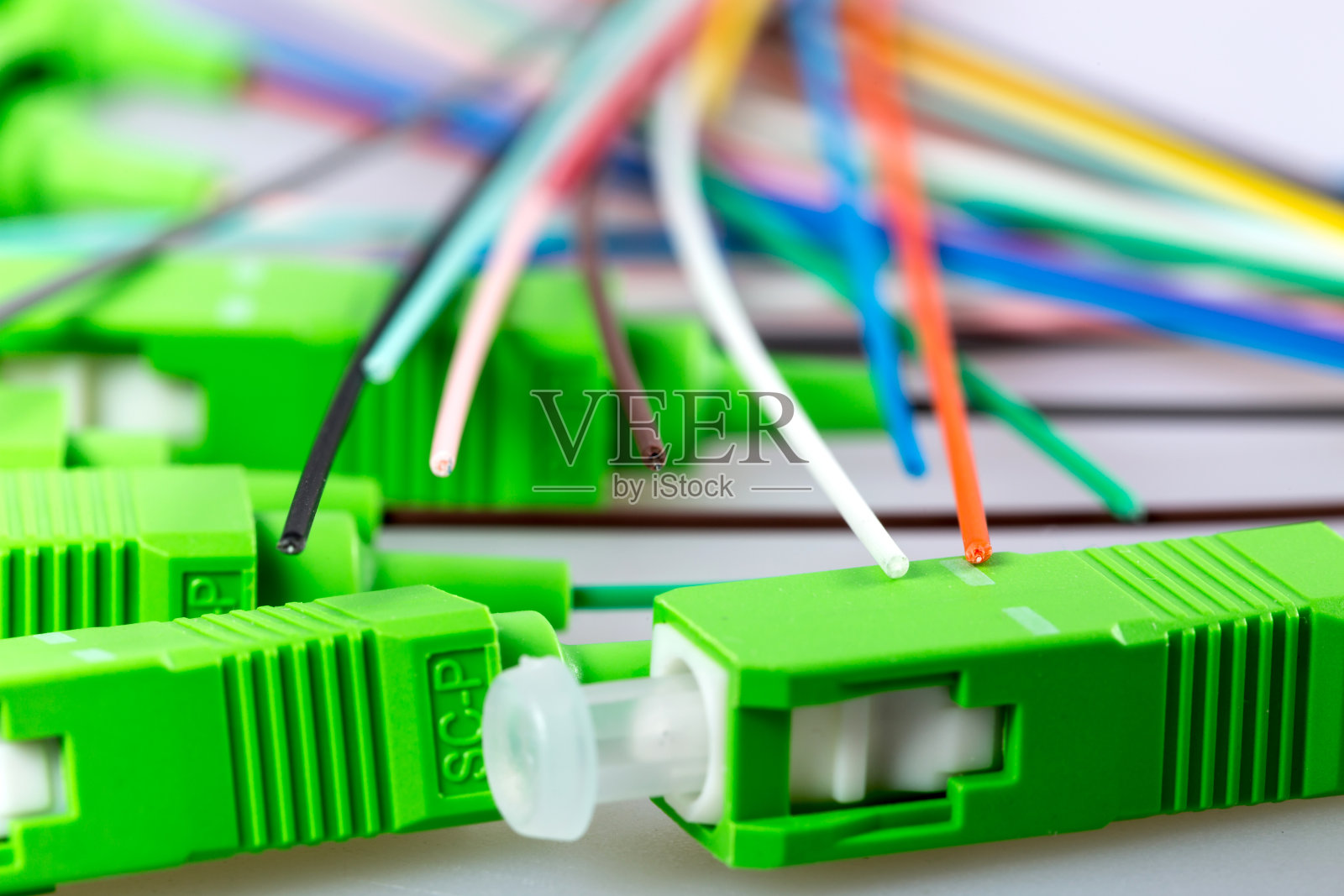 白色背景上的光纤电缆照片摄影图片