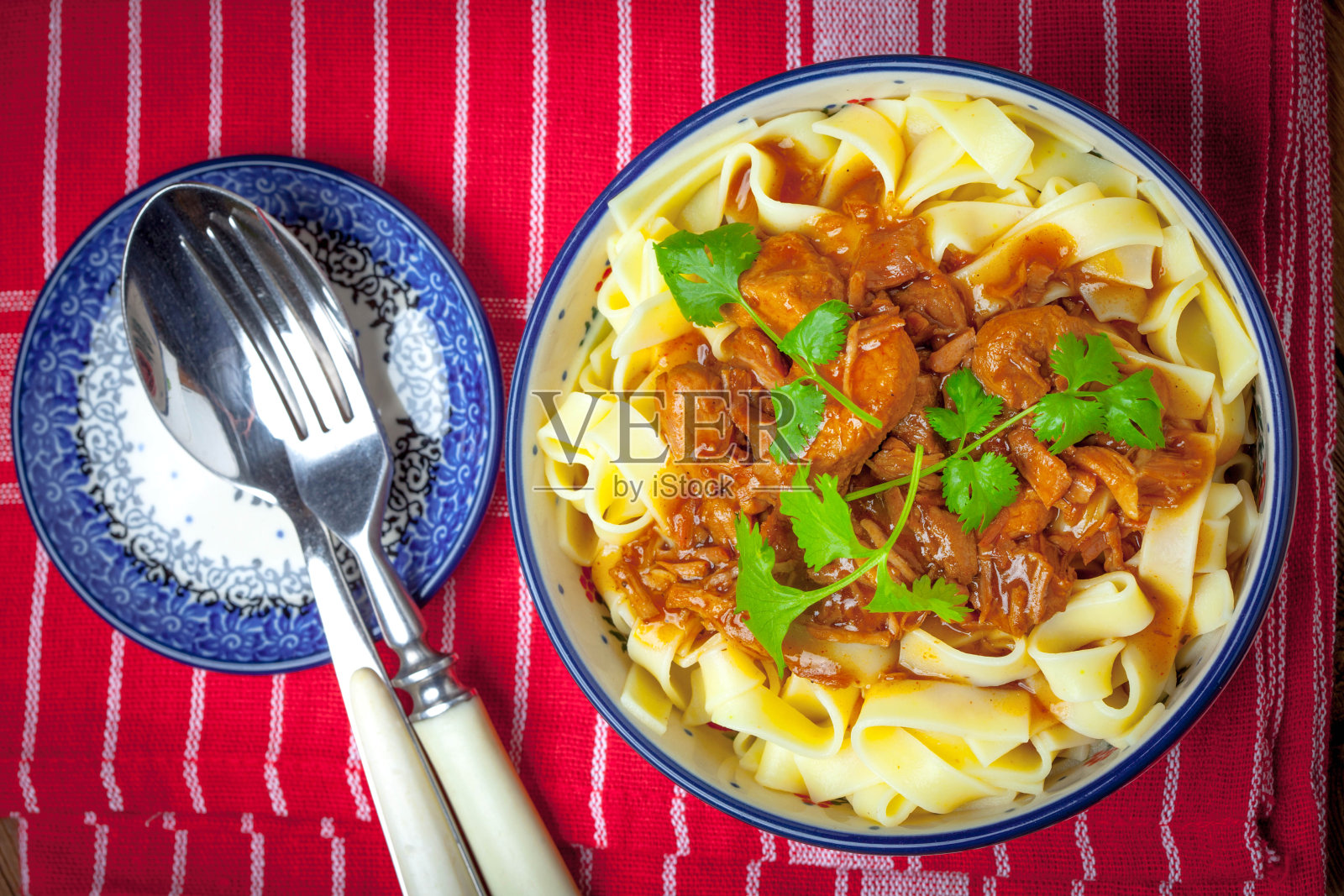 黑酱意大利扁面。照片摄影图片