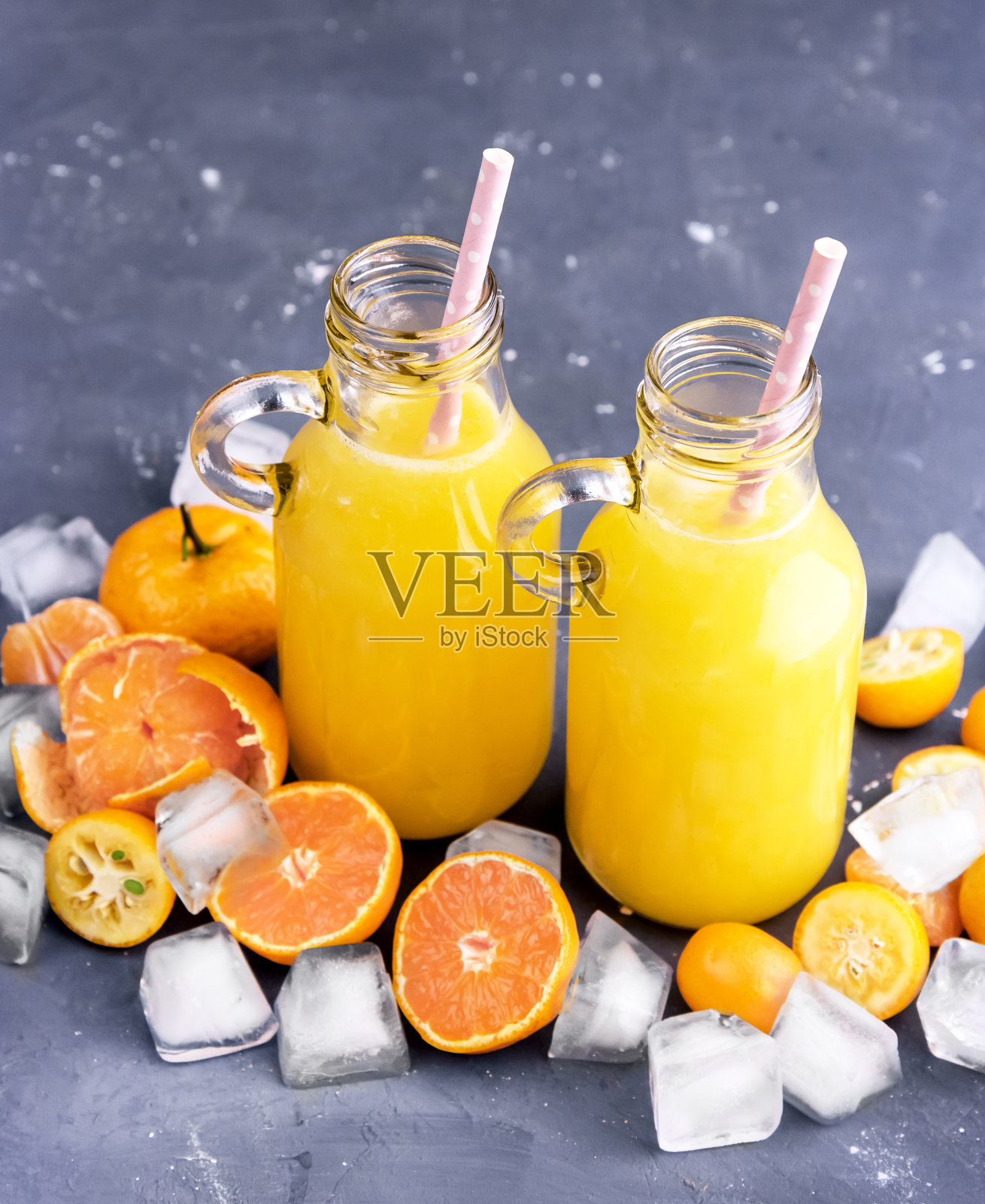 一瓶鲜榨柑橘汁，水果片，冰照片摄影图片