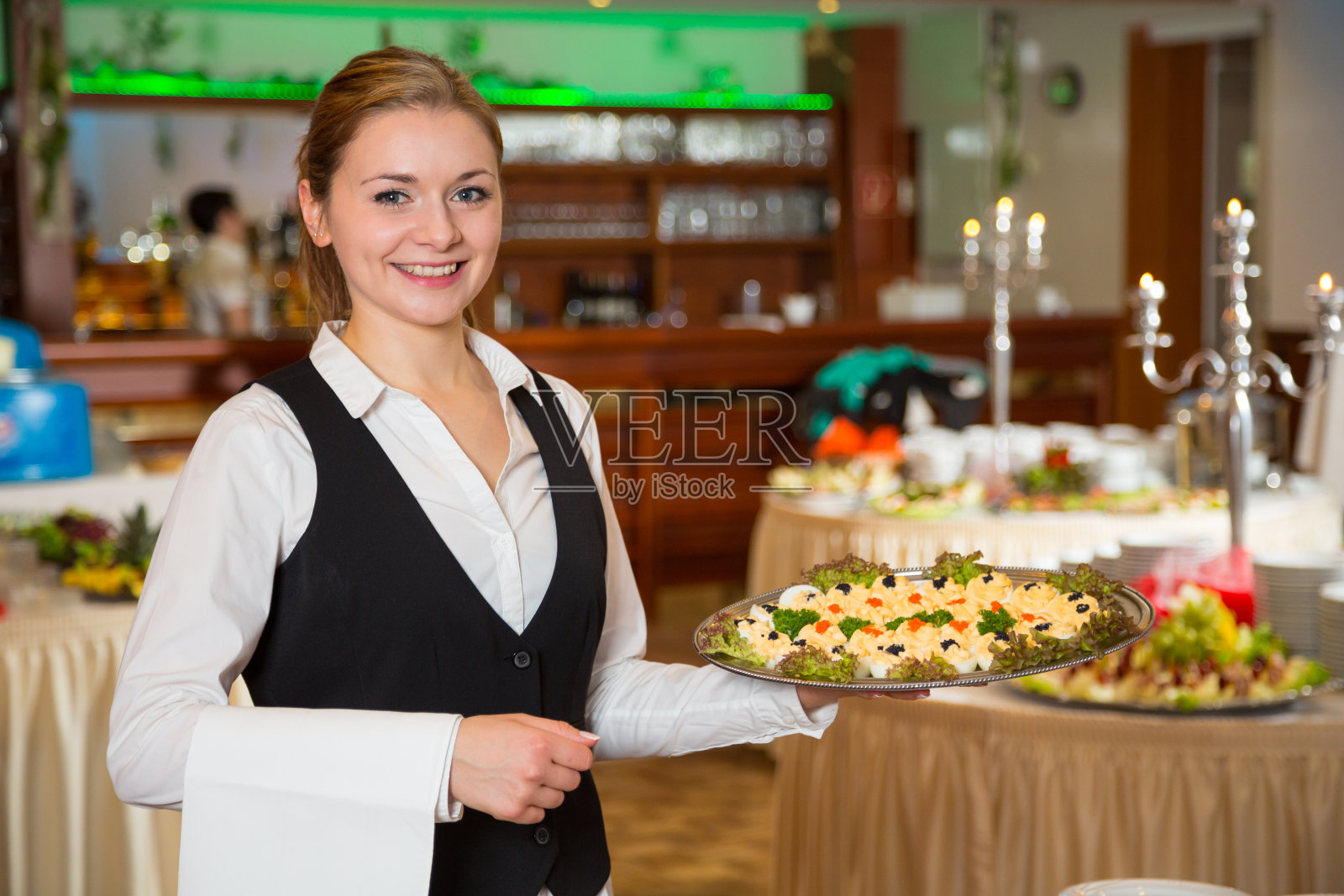 餐饮服务人员或女服务员提供一盘开胃菜照片摄影图片