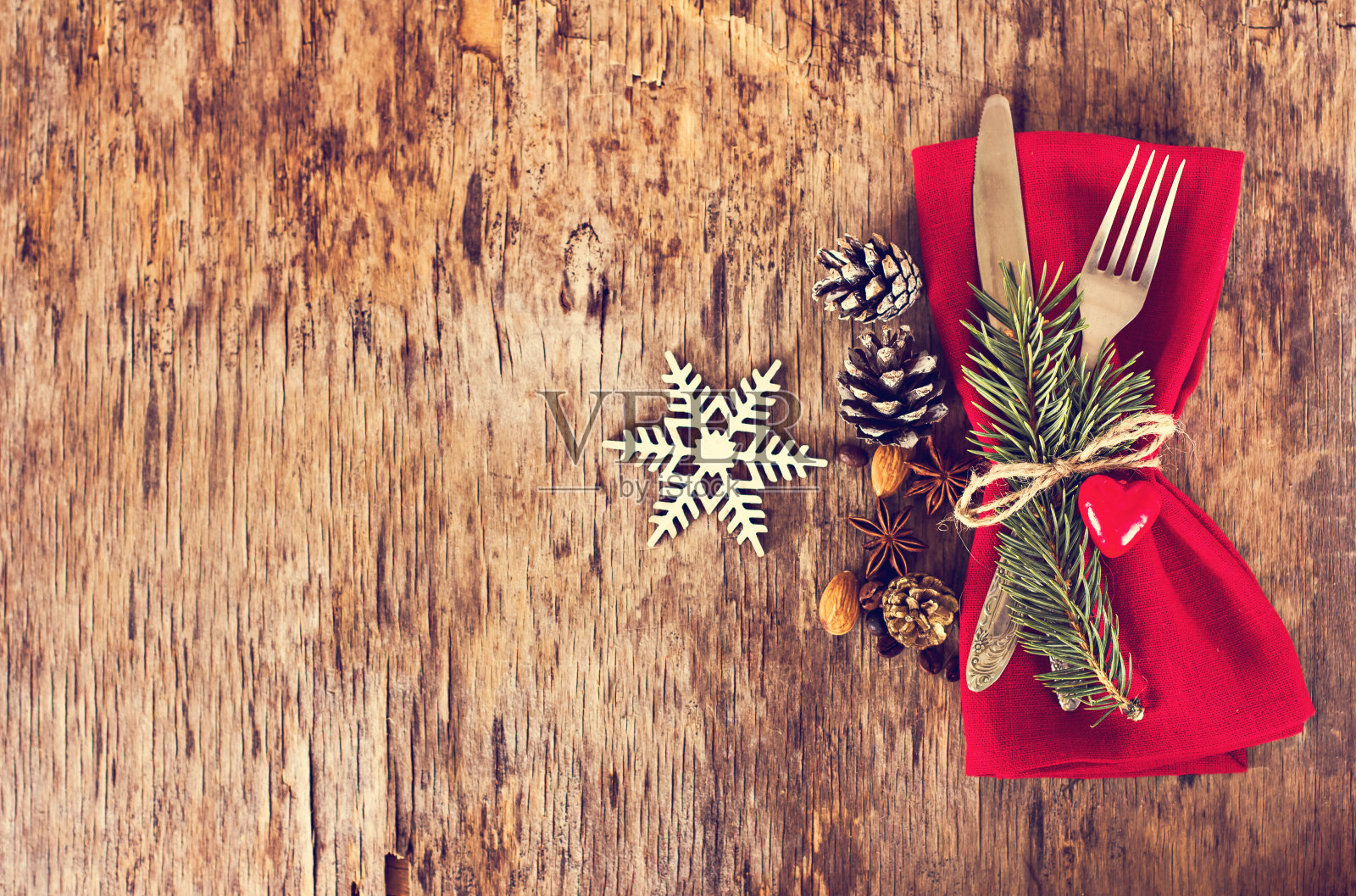 餐桌摆设有冬天、圣诞节的装饰照片摄影图片