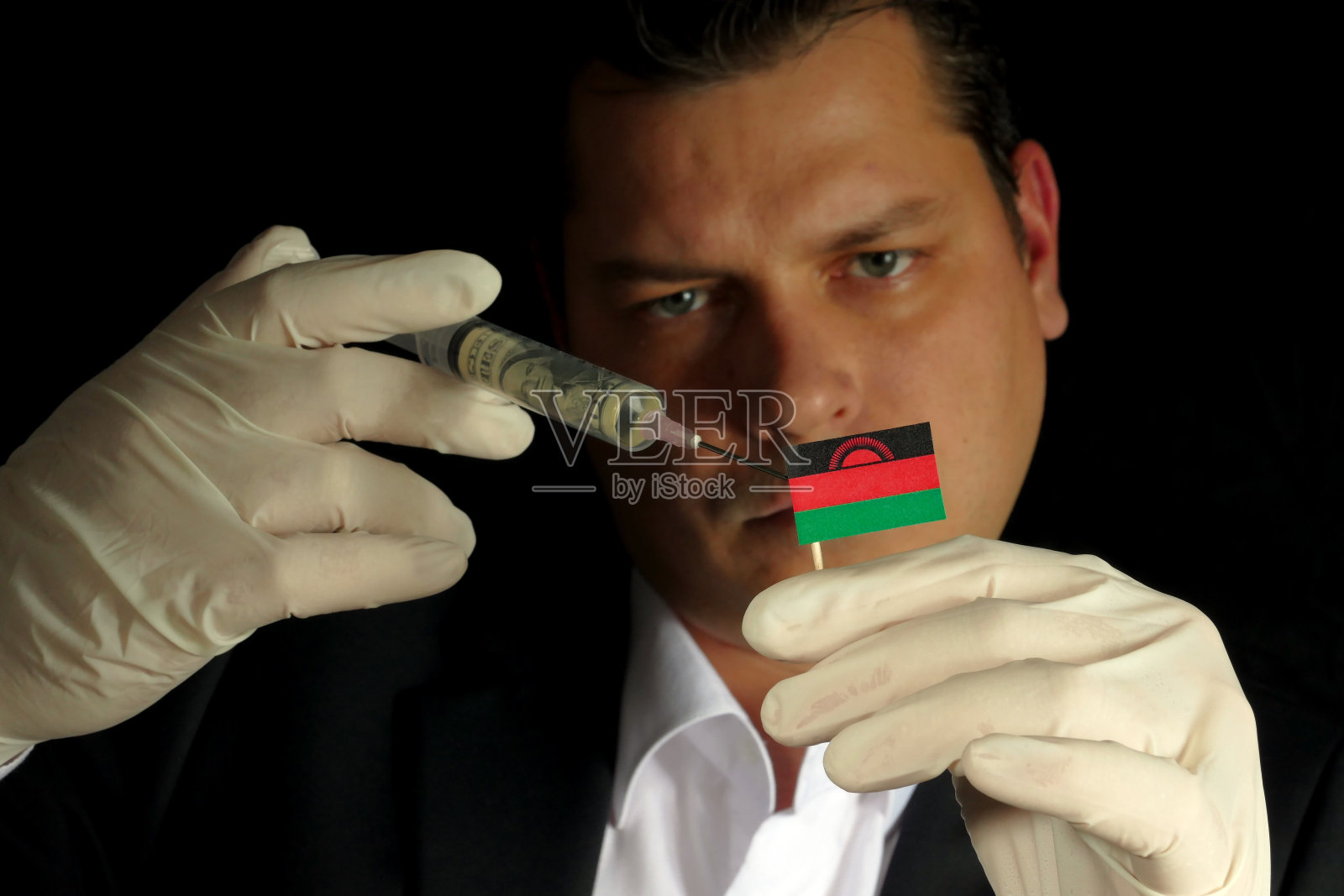 年轻的商人给马拉维注入资金旗帜孤立的黑人背景照片摄影图片