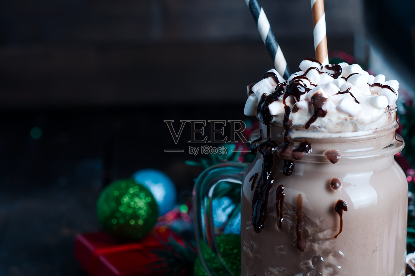 星冰乐加生奶油和巧克力糖浆照片摄影图片