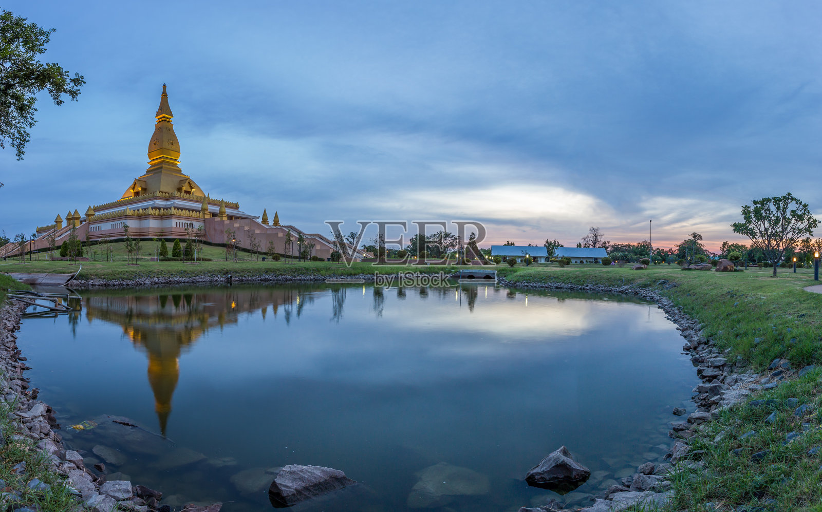 泰国罗伊ed著名的玛哈蒙库尔布阿塔。照片摄影图片