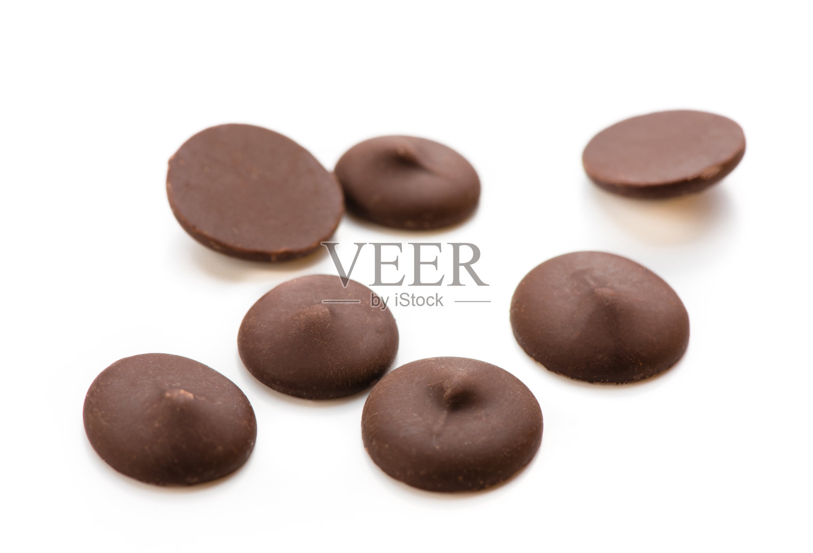 黑巧克力片孤立在白色背景上照片摄影图片