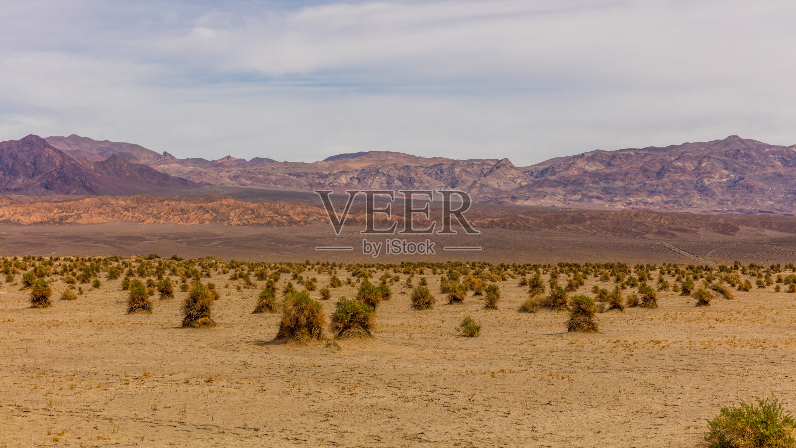 沙丘几乎被四面环山所包围。照片摄影图片
