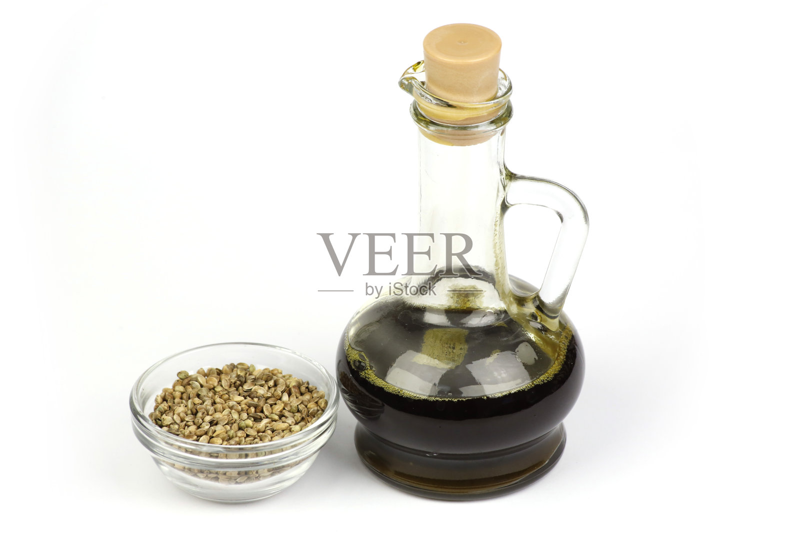 麻子油倒进瓶子里照片摄影图片