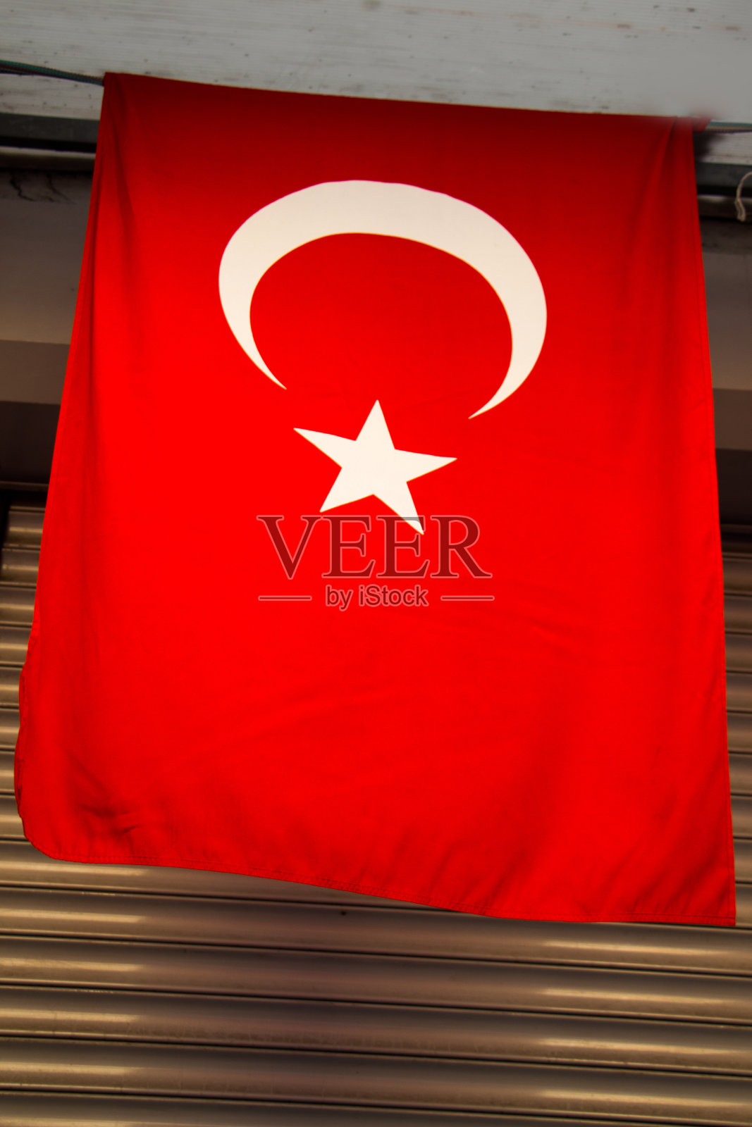 土耳其国旗挂在街上的一根绳子上照片摄影图片