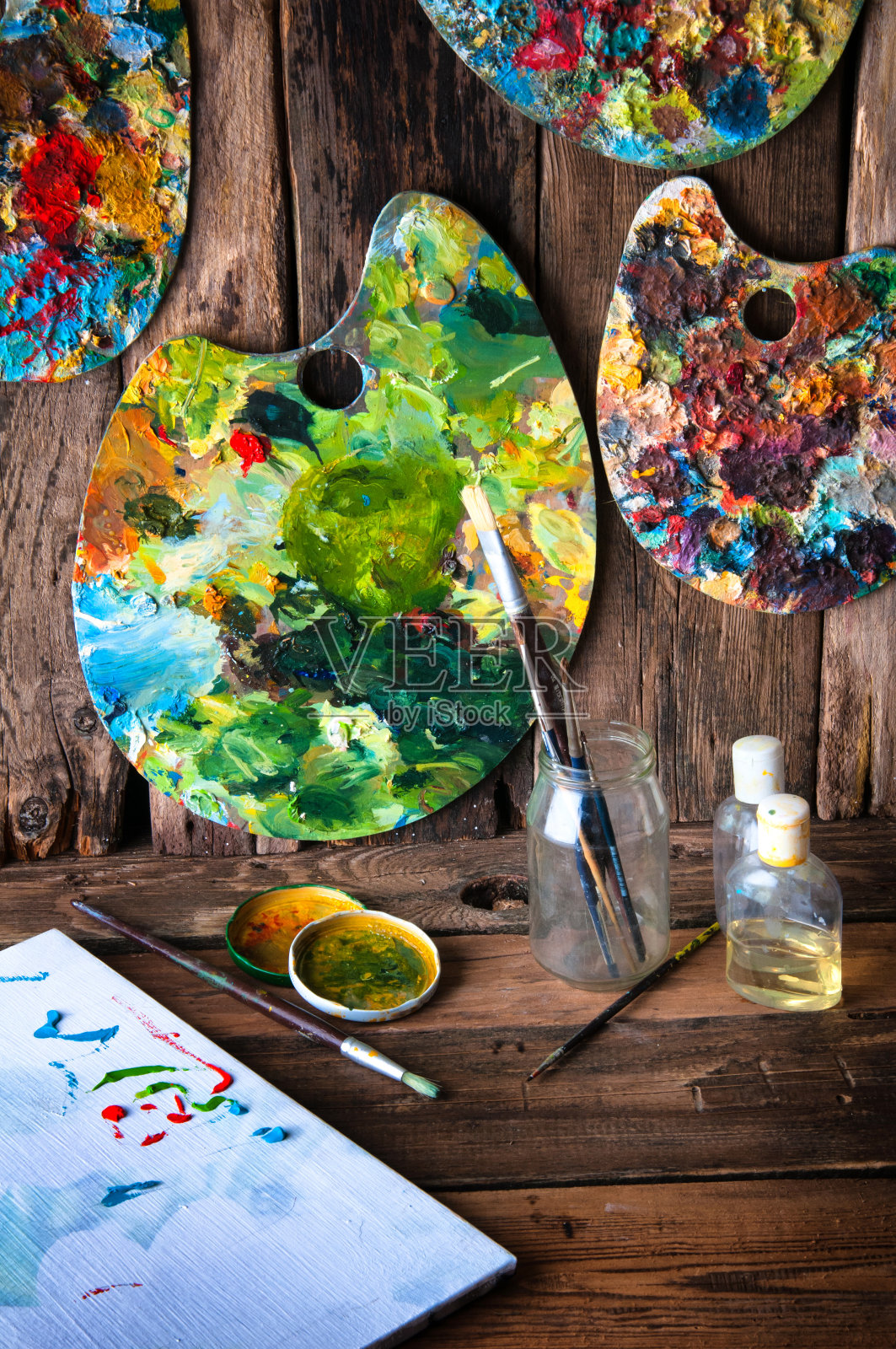 调色板，画笔和画布在一个旧绘画车间照片摄影图片