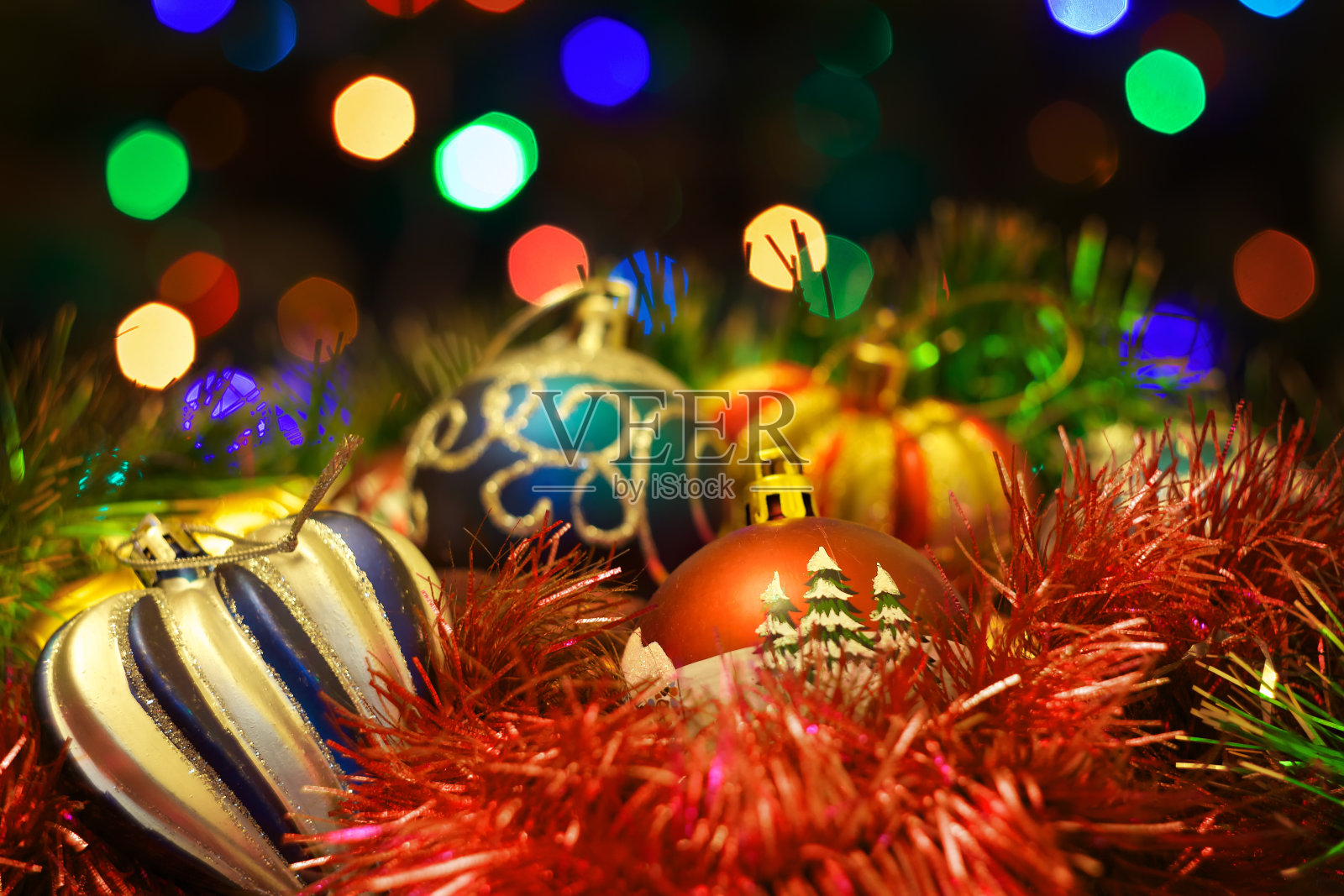 圣诞新年的玩具在圣诞的模糊背景上照片摄影图片