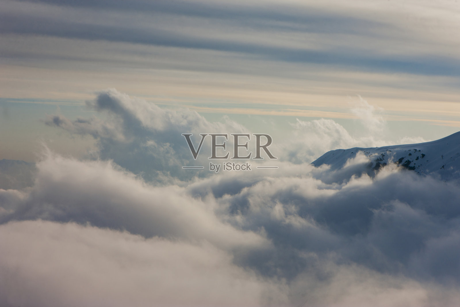 智利安第斯山脉的顶部有云照片摄影图片