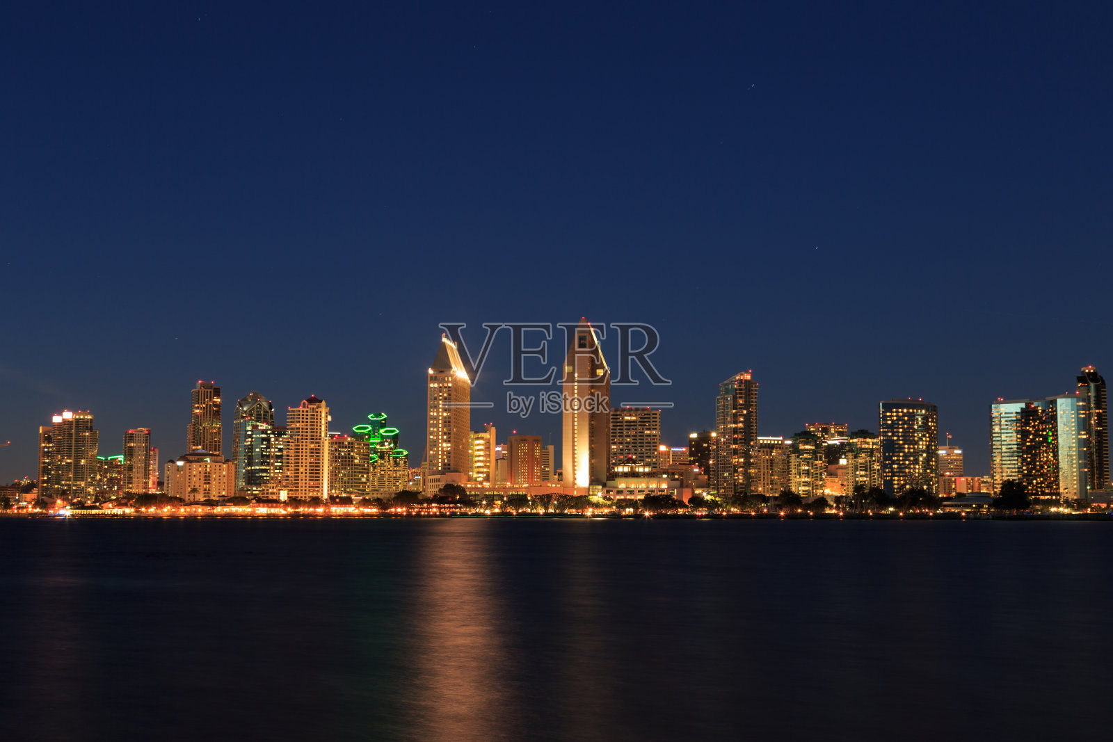 照亮了圣地亚哥夜间地平线上的地平线照片摄影图片