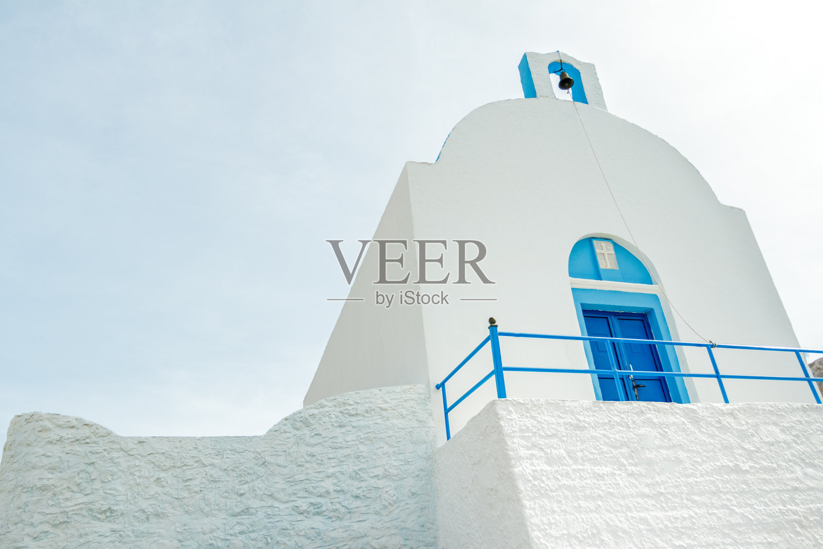 希腊的石头栅栏和传统的东正教教堂照片摄影图片