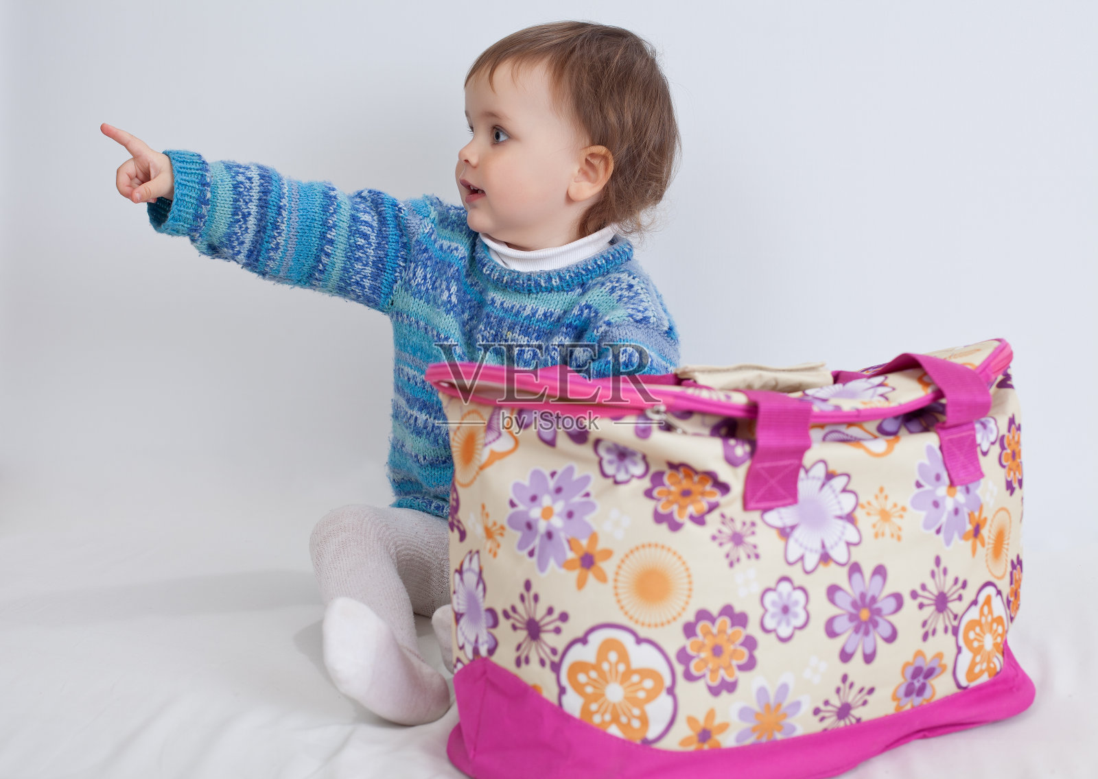 宝宝在玩包照片摄影图片