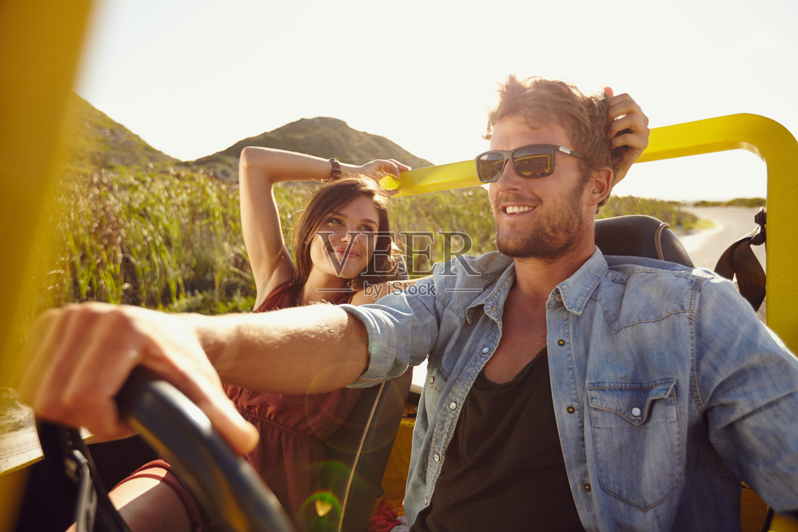 一对可爱的小情侣在公路旅行照片摄影图片