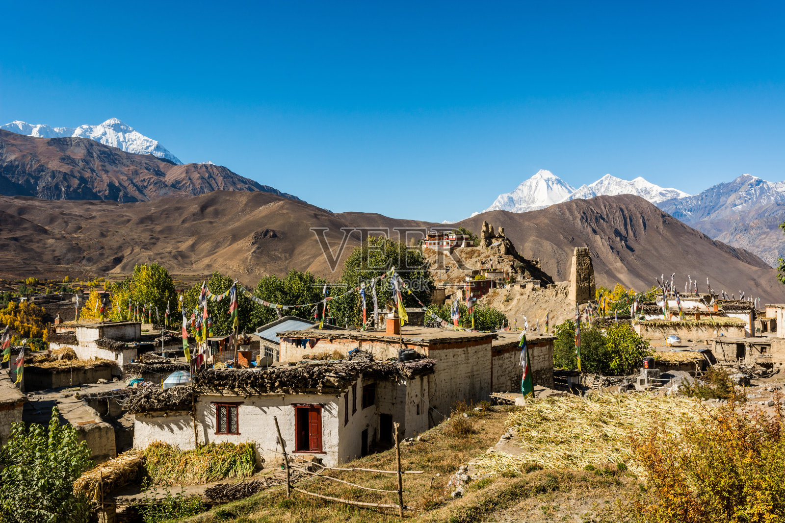 传统的石砌村中。照片摄影图片