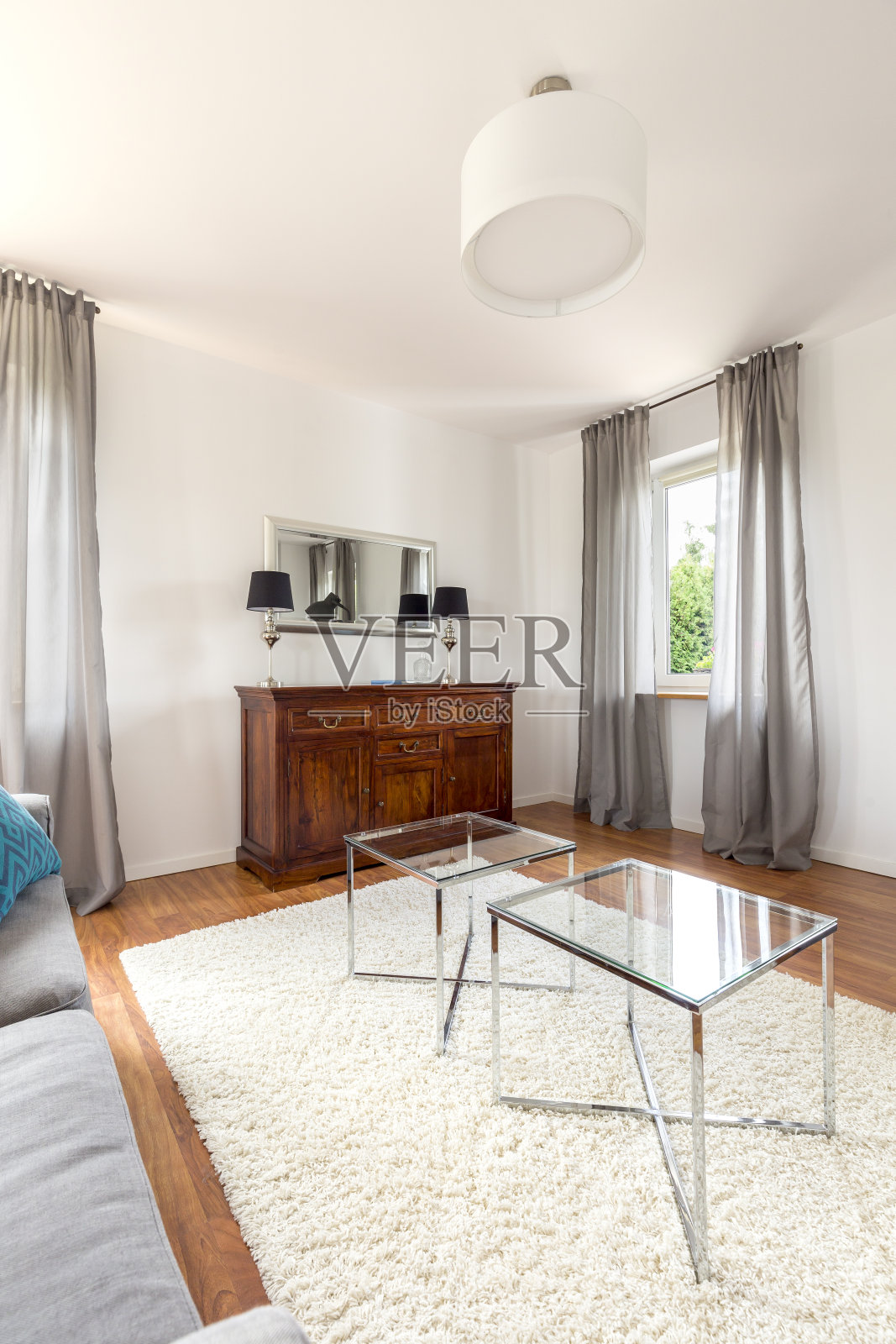 明亮的房间，有玻璃咖啡桌照片摄影图片