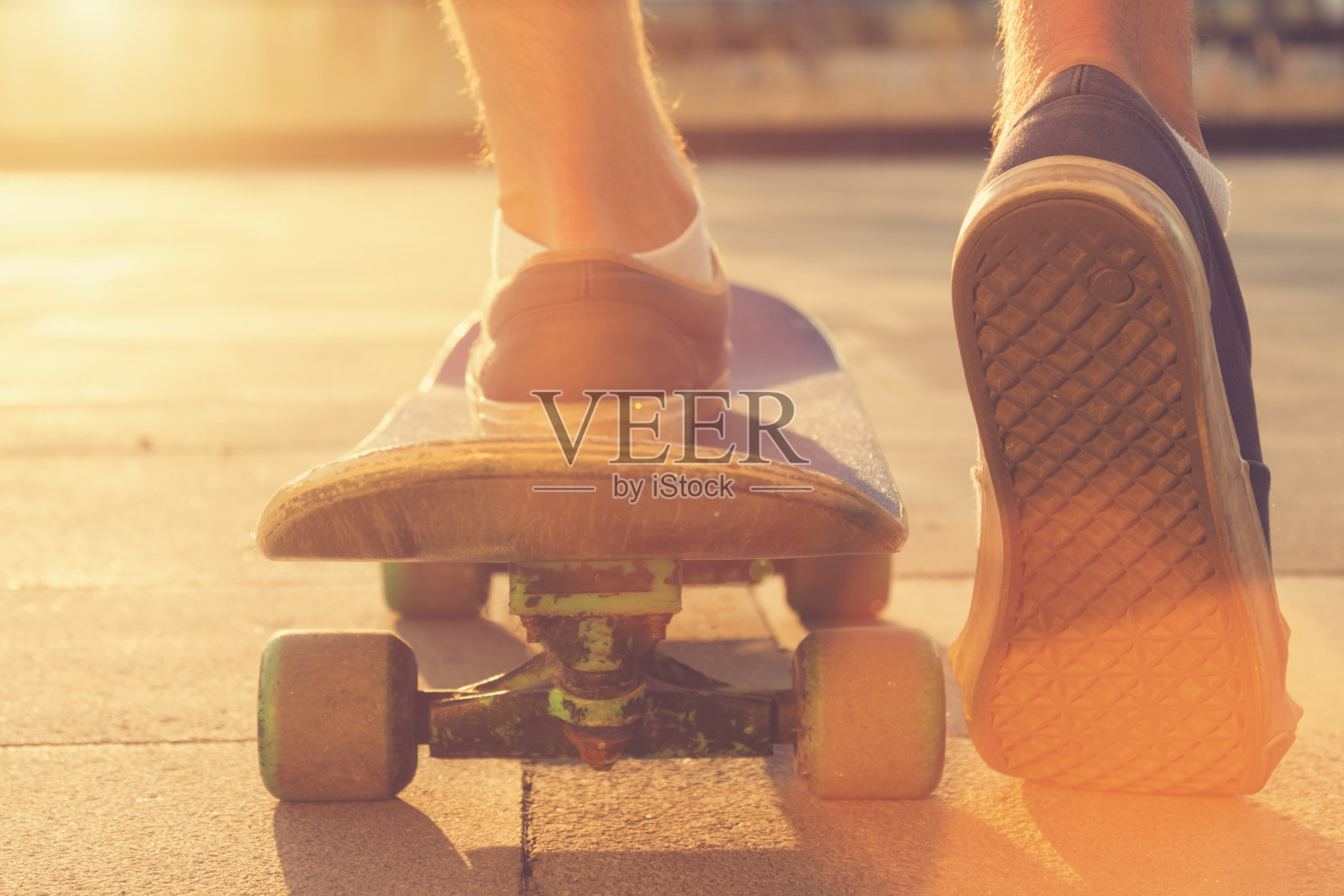 玩滑板的年轻人。照片摄影图片