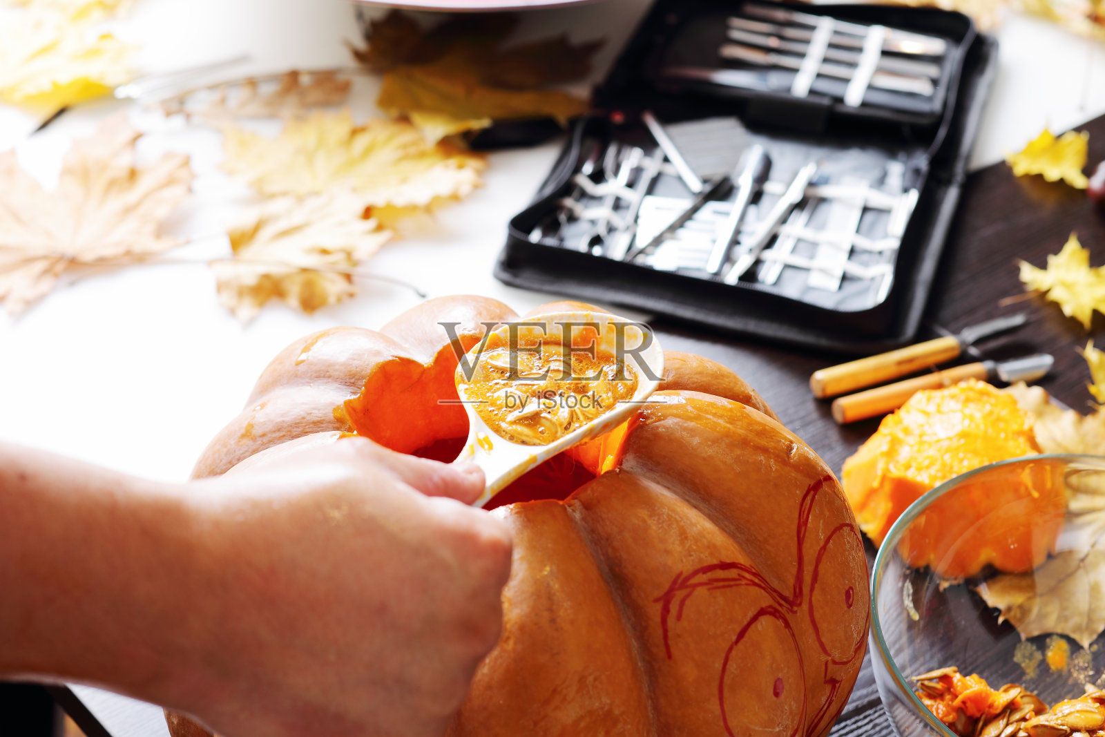 雕刻一个南瓜来准备万圣节灯笼照片摄影图片