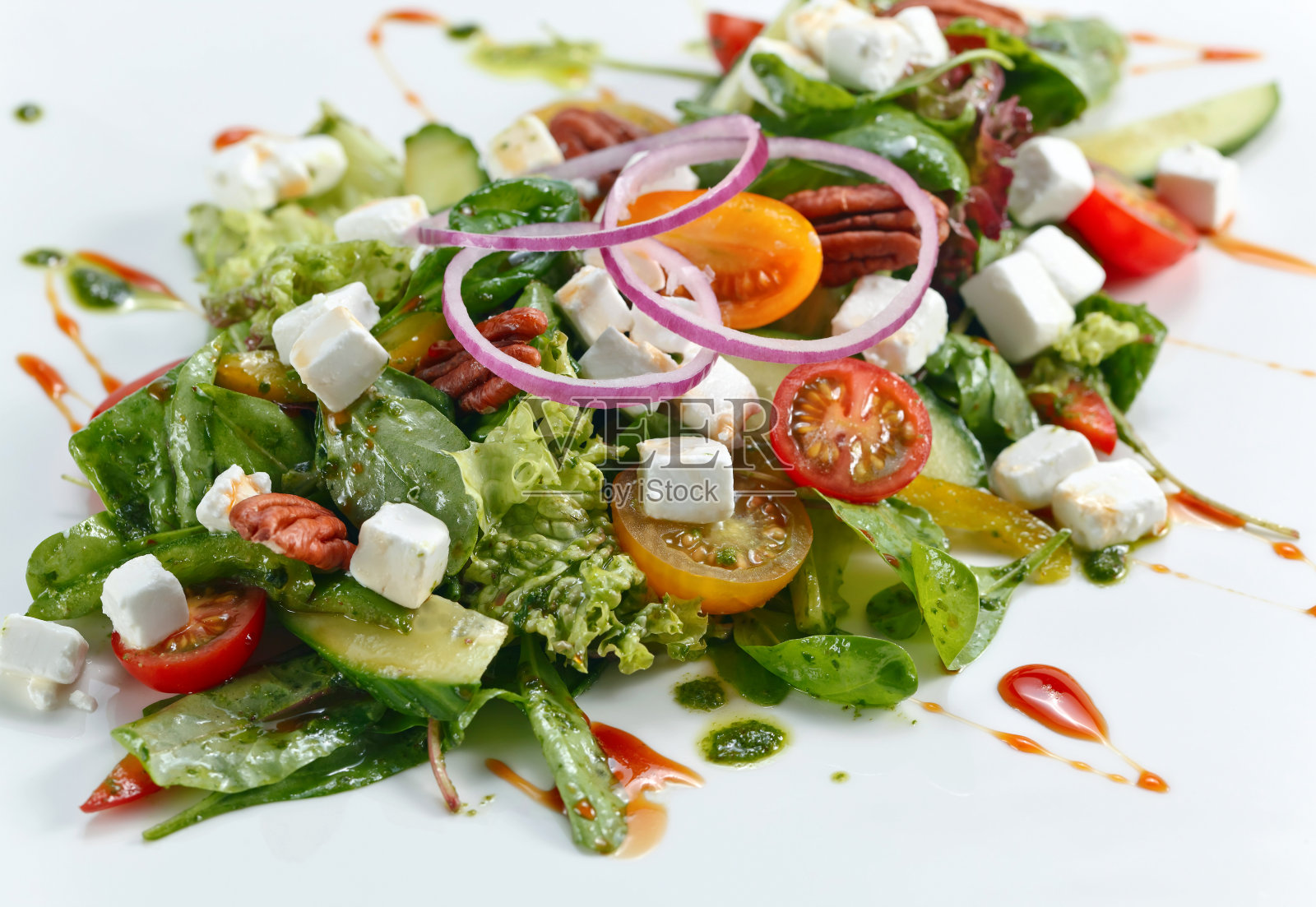 牛油果沙拉，香蒜沙司和马苏里拉奶酪照片摄影图片