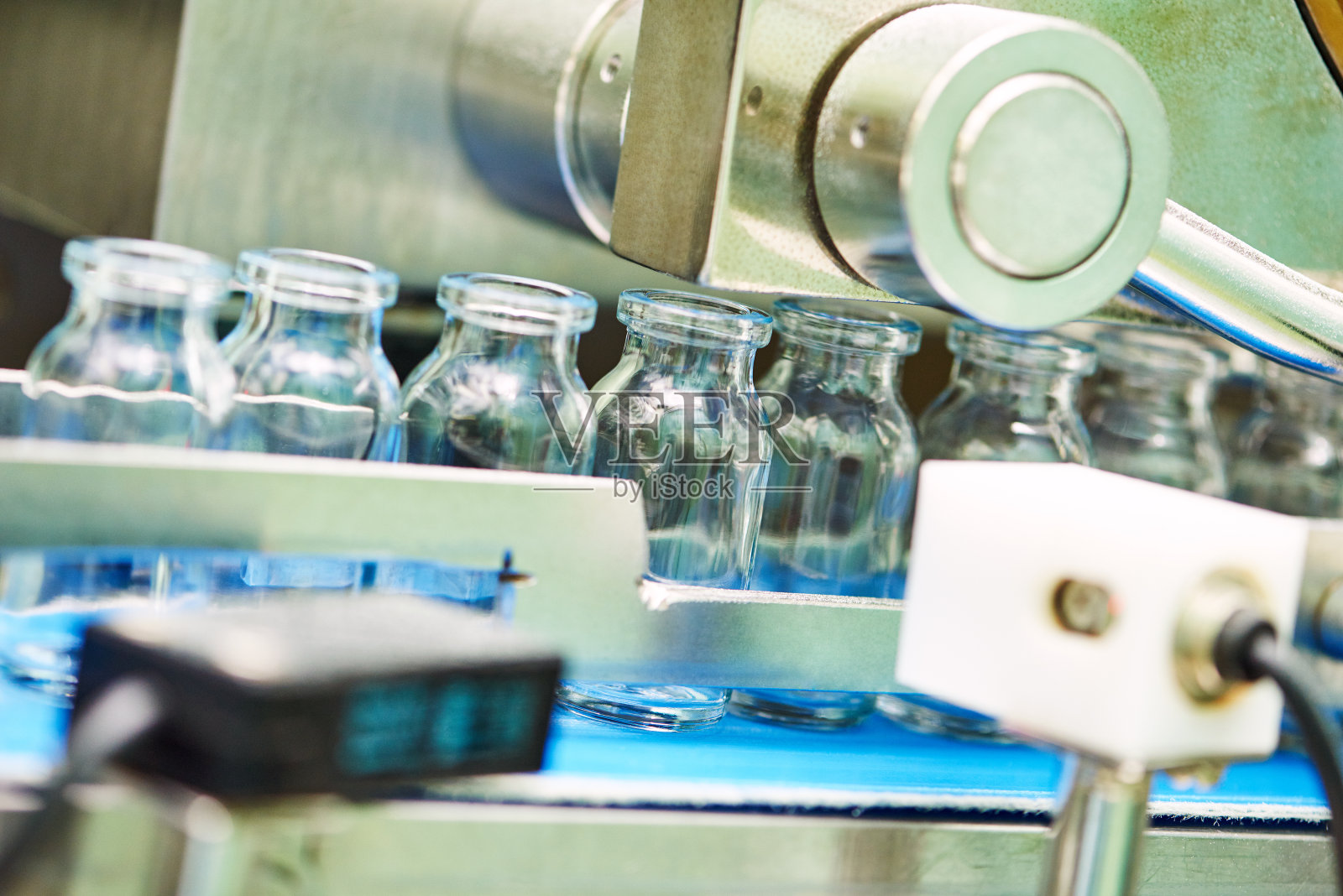 机器输送带与玻璃瓶安瓿照片摄影图片