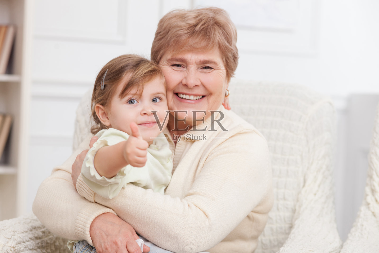 很友好的一家人聚在一起照片摄影图片